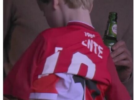Jonge fan wisselt van shirt