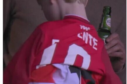 Jonge fan wisselt van shirt