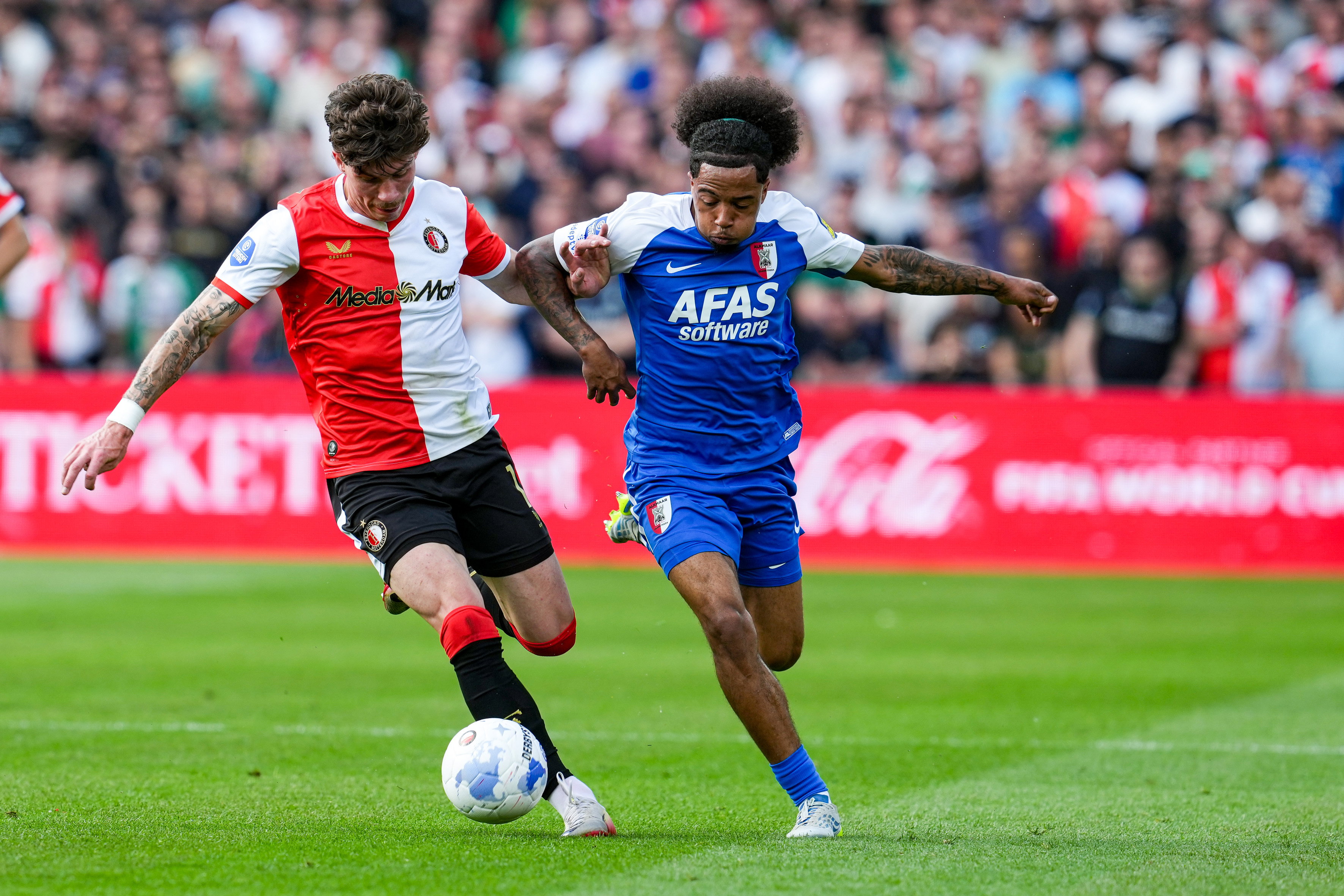 Jordan Bos vecht voor de bal