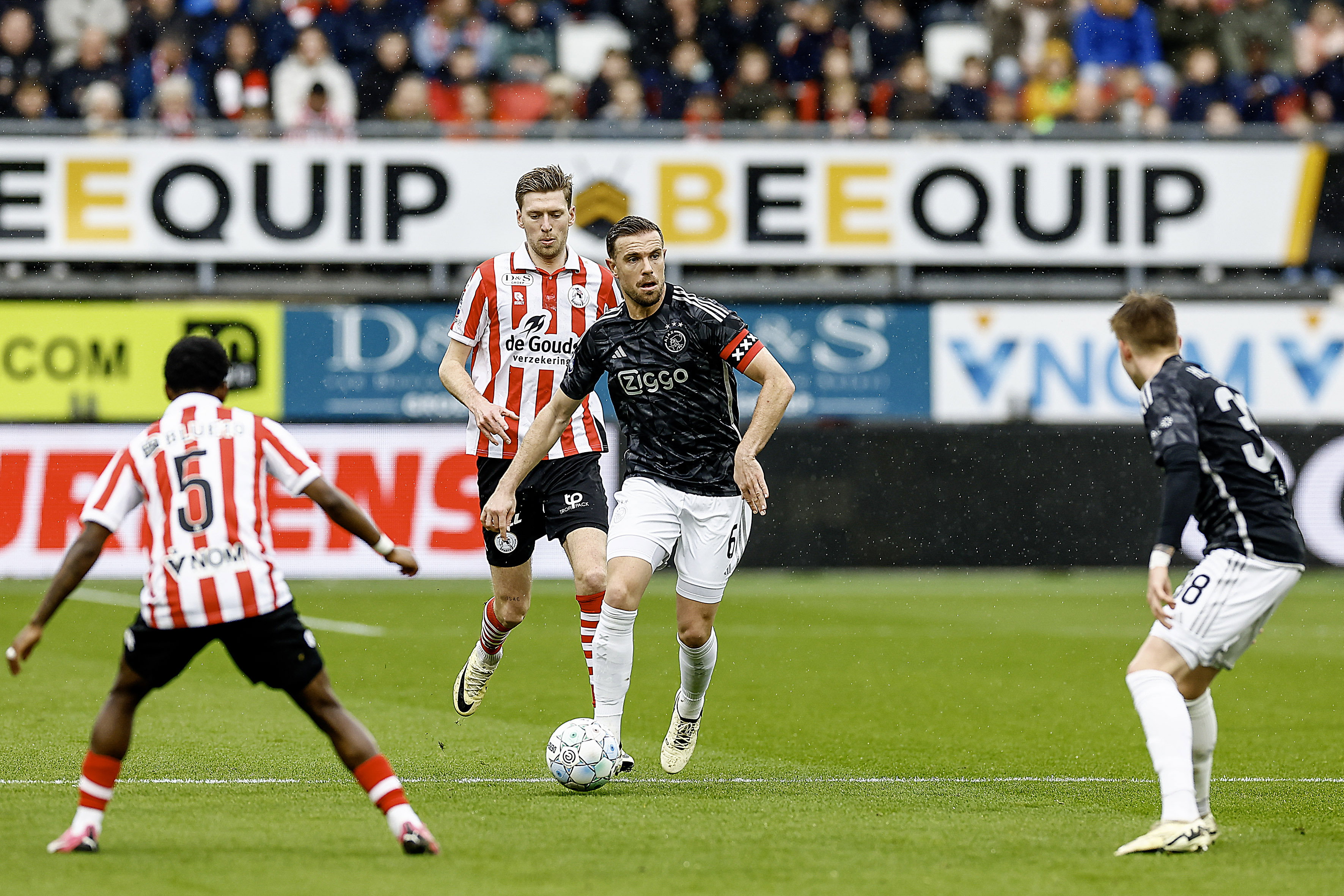 Jordan Henderson aan de bal