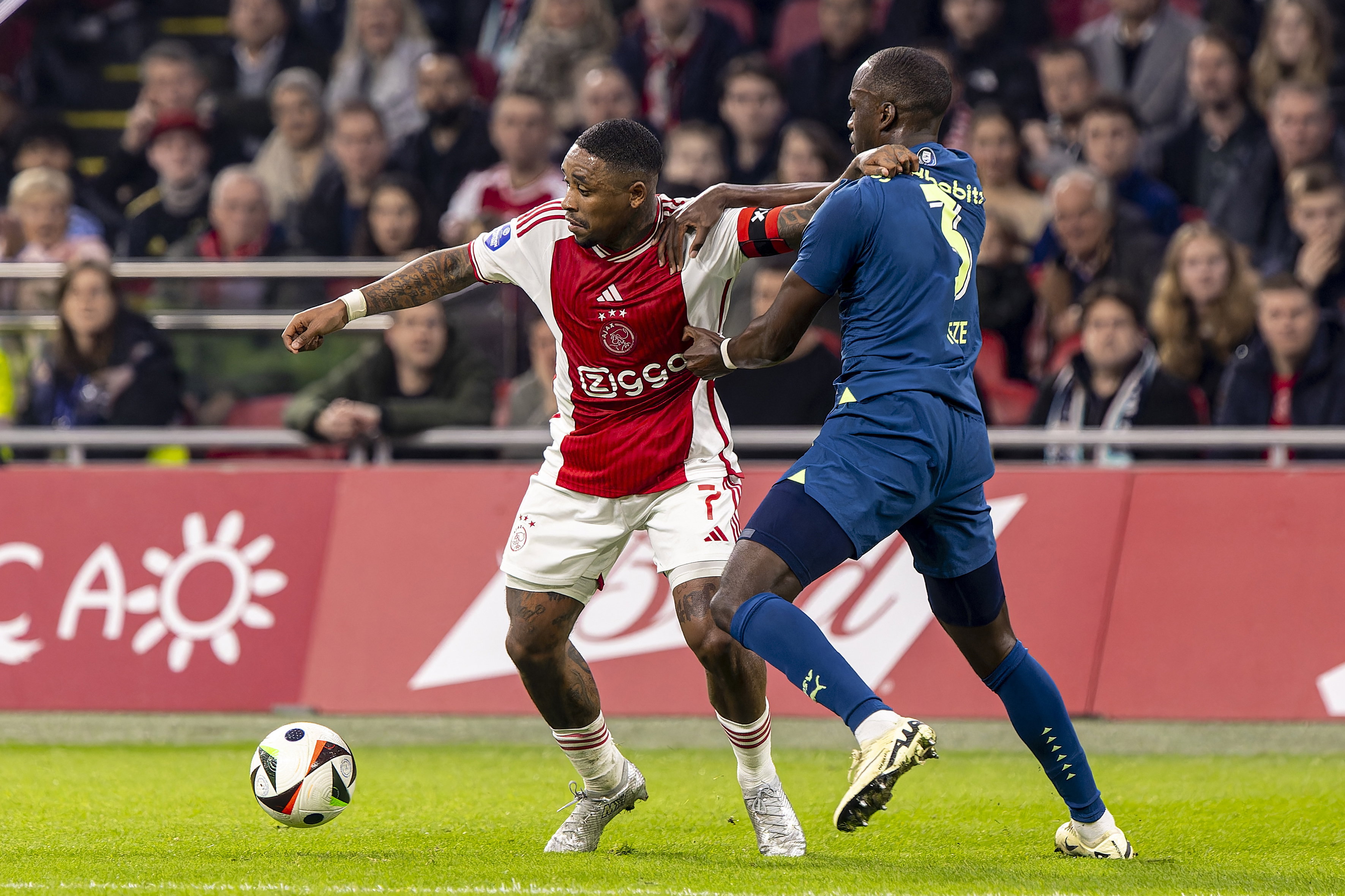 Jordan Teze duelleert met Steven Bergwijn