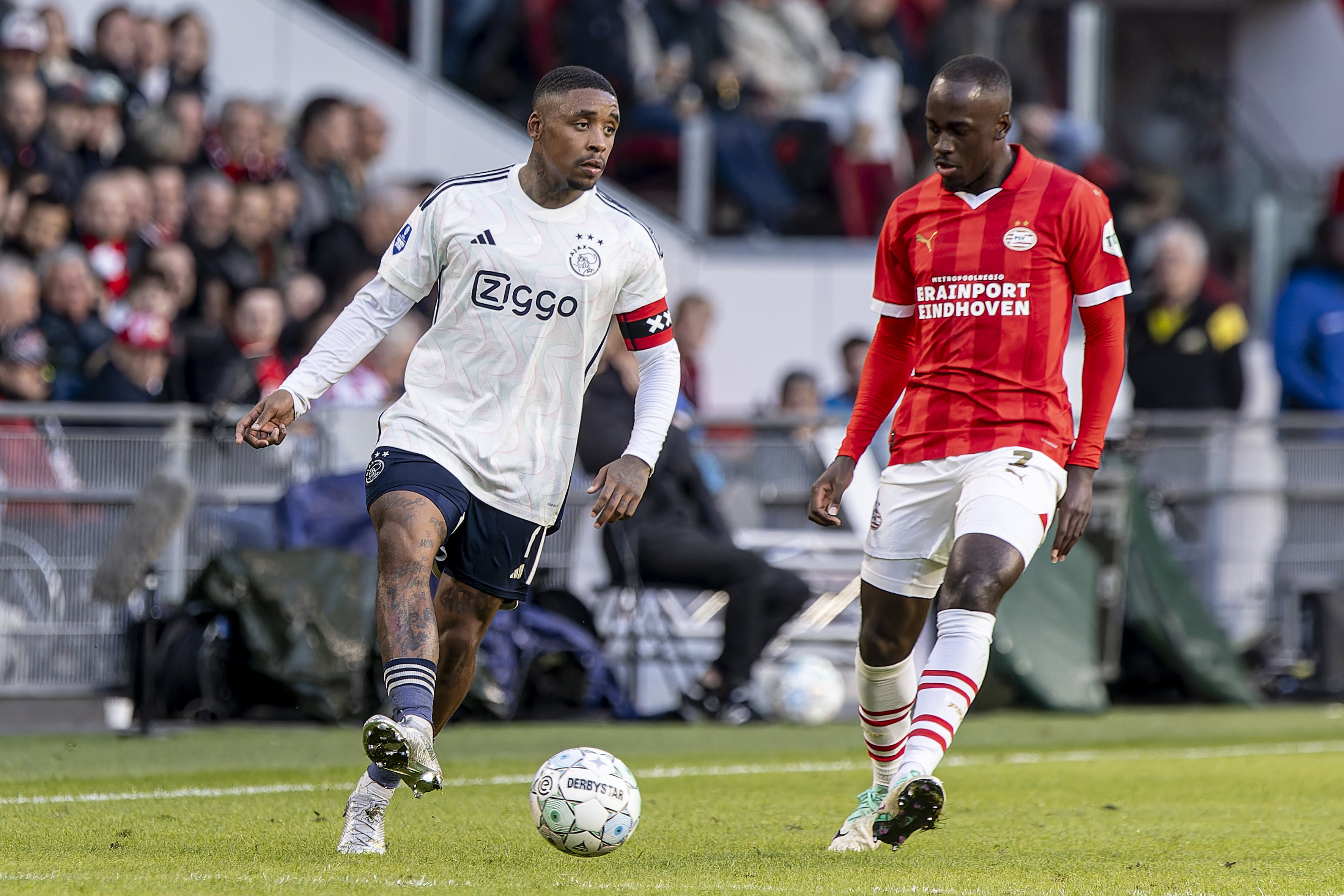 Jordan Teze in duel met Steven Bergwijn