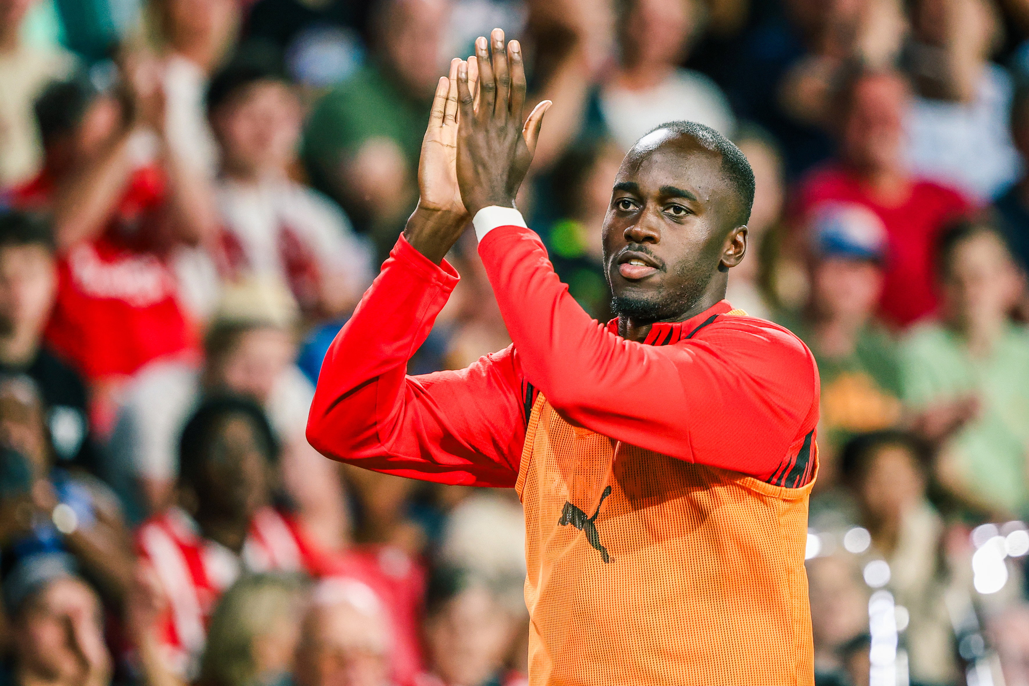 Jordan Teze klapt naar het publiek in het Philips Stadion
