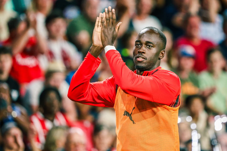 Jordan Teze klapt naar het publiek in het Philips Stadion