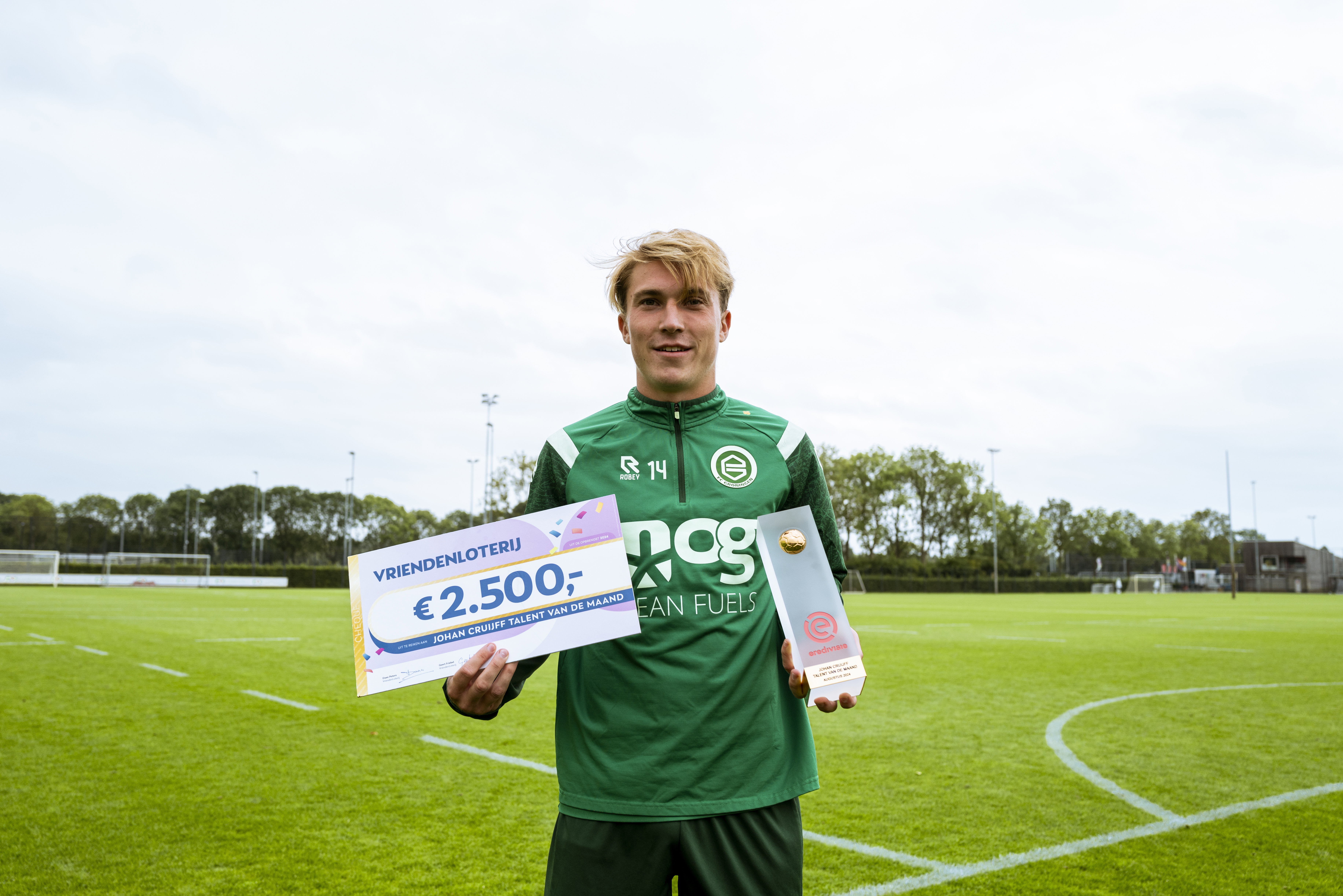 Jorg met prijs en cheque 16x9
