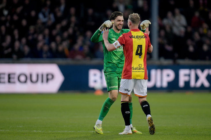 Joris Kramer en Jari de Busser knuffelen