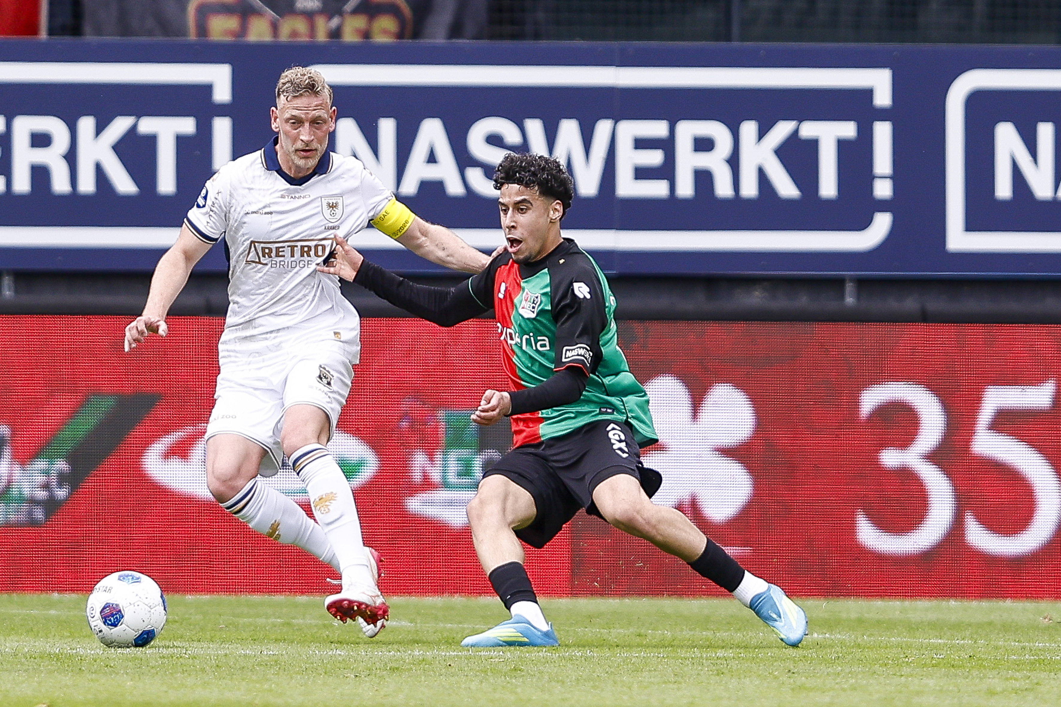 Joris Kramer en Sami Ouaissa vechten om de bal