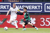 Joris Kramer en Sami Ouaissa vechten om de bal