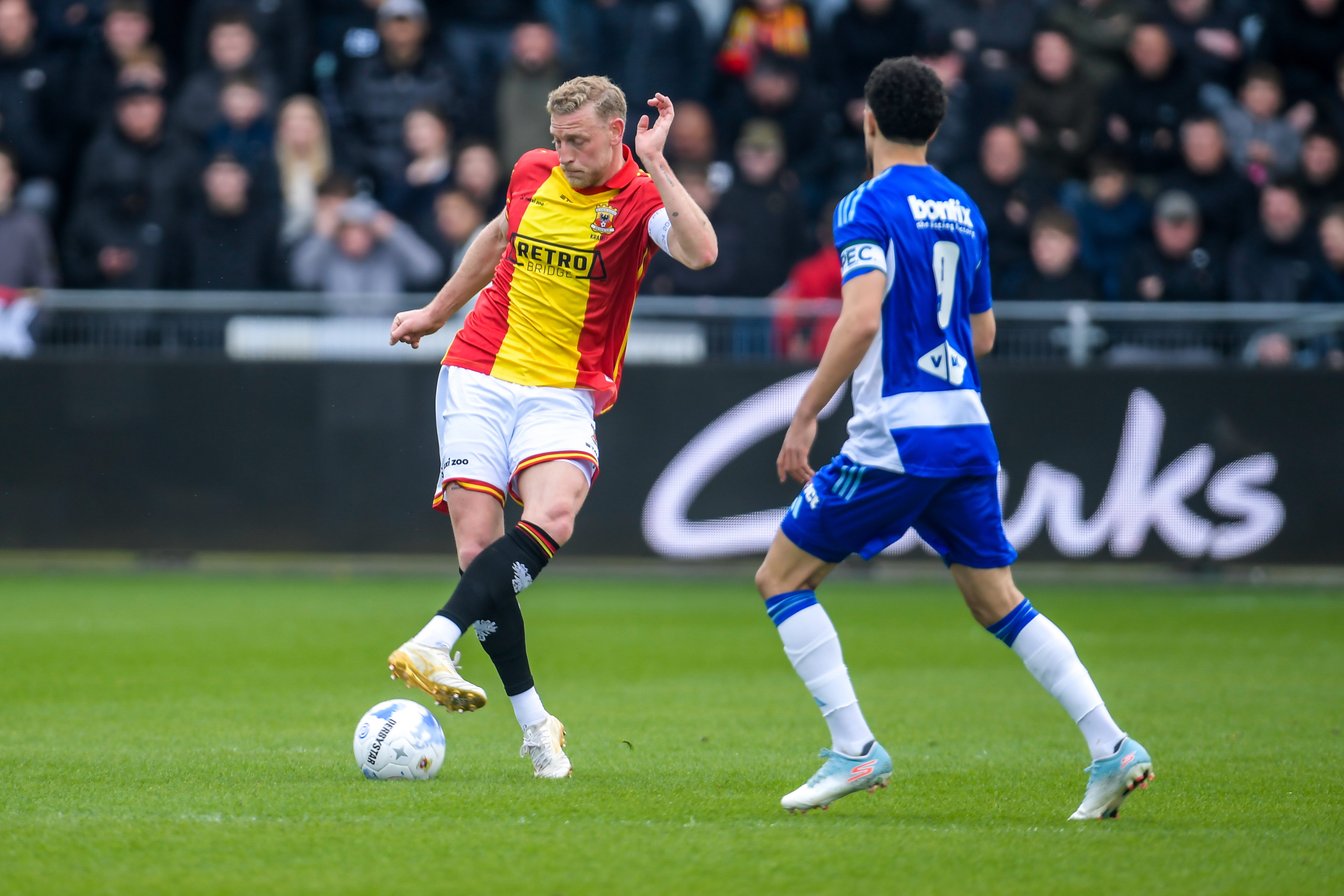 Joris Kramer met een pass