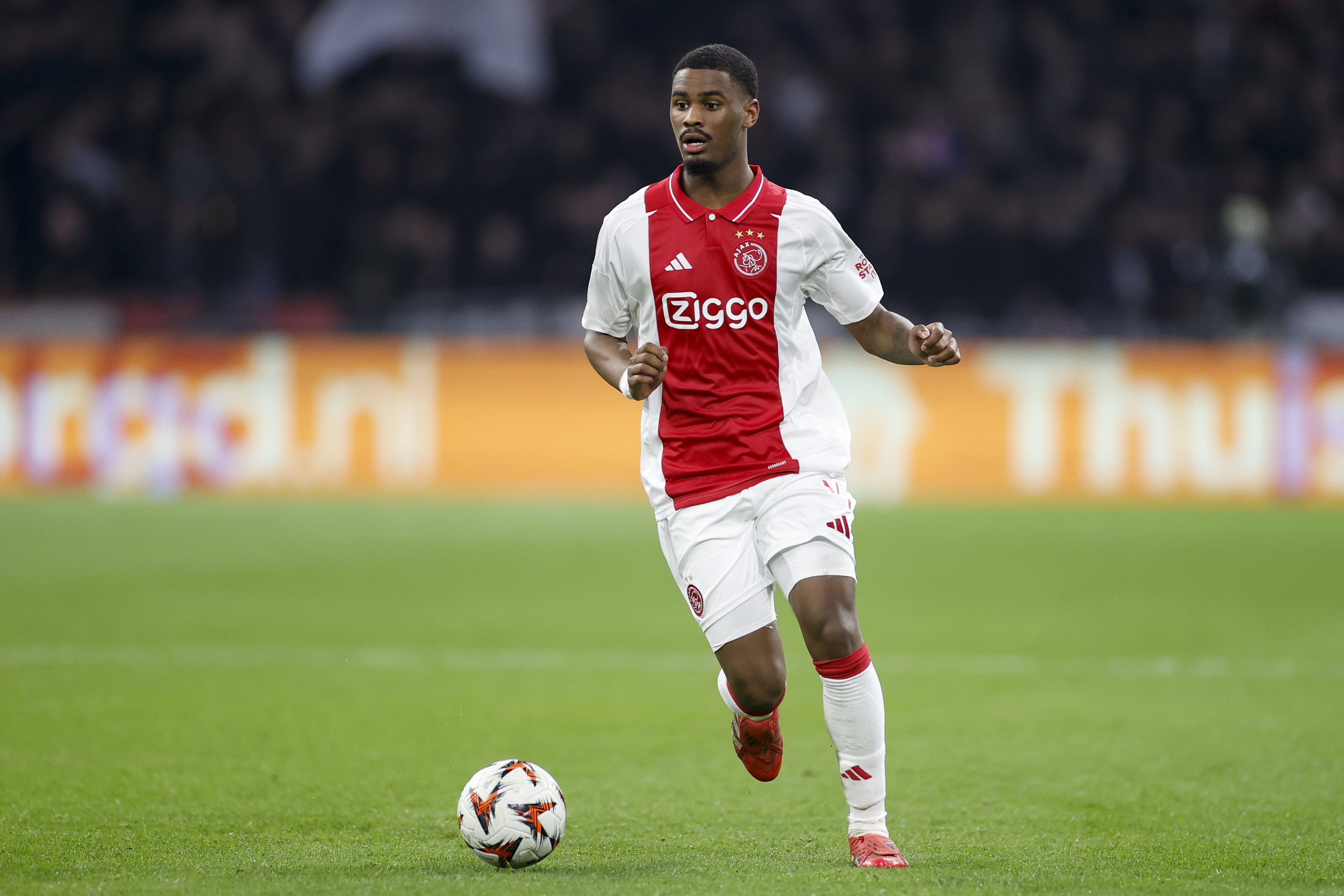 Jorrel Hato aan de bal tegen Eintracht