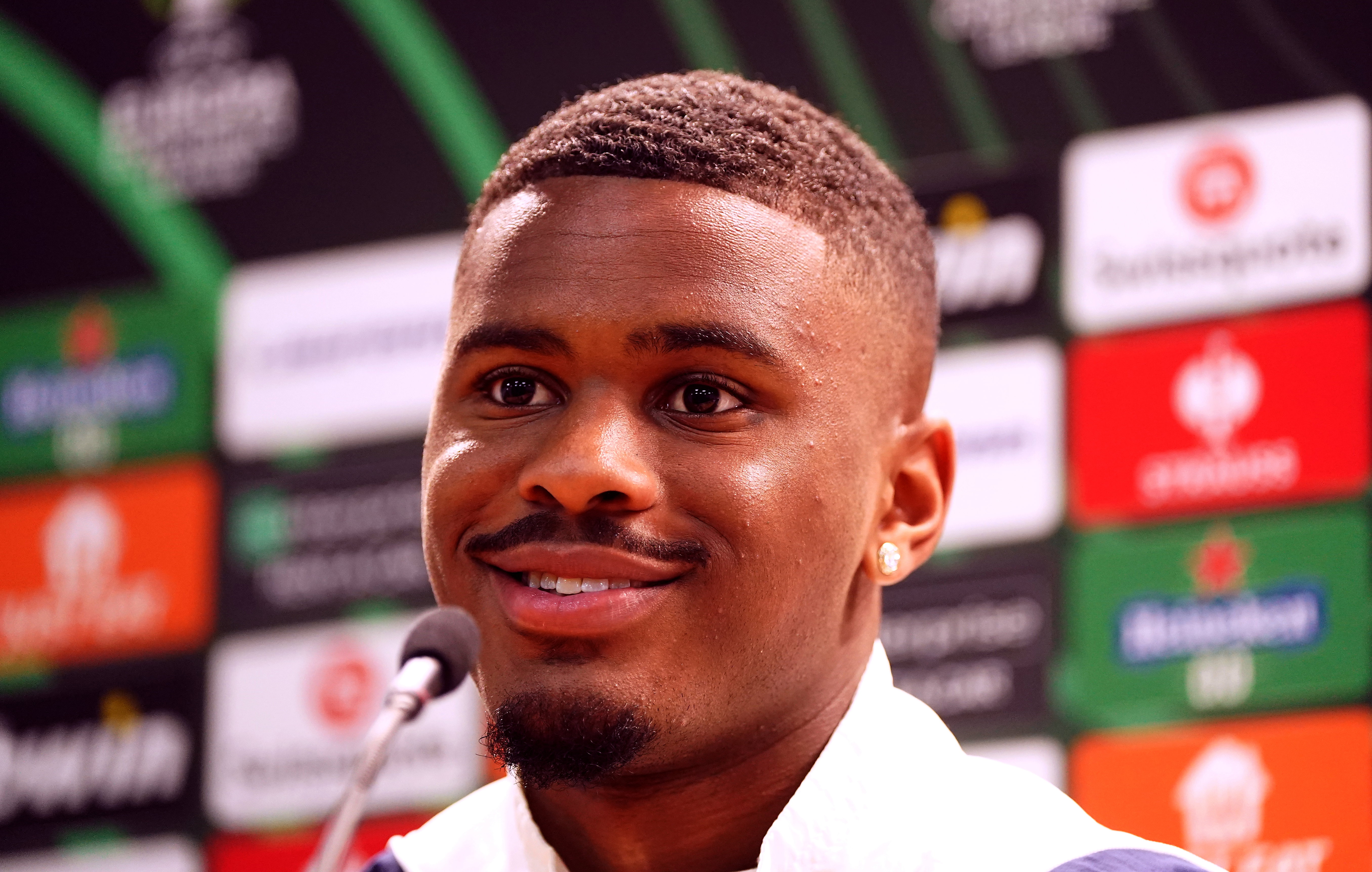 Jorrel Hato tijdens een persconferentie