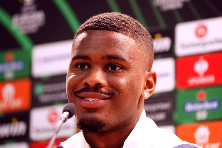 Jorrel Hato tijdens een persconferentie