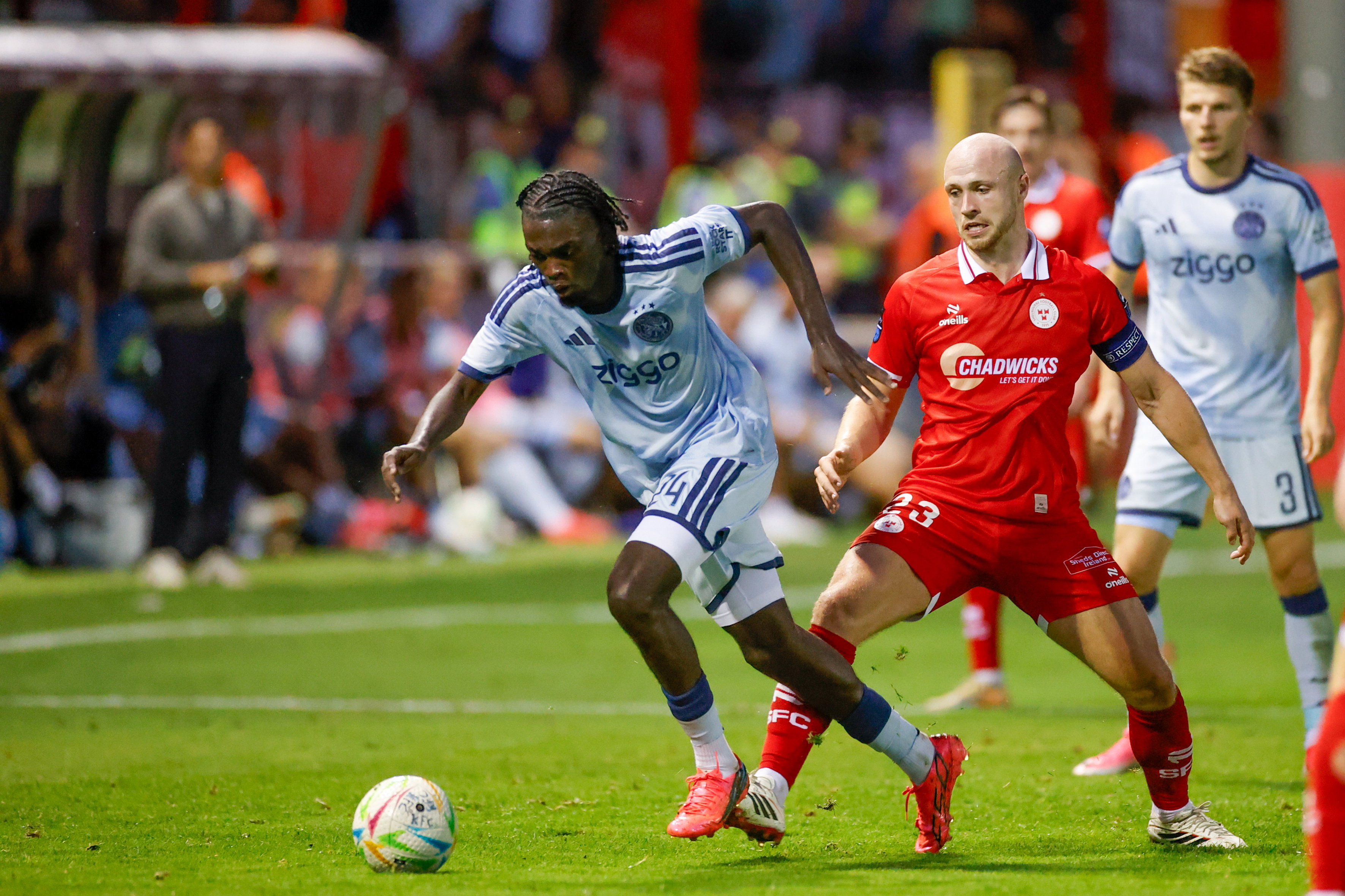 Jorthy Mokio op bezoek bij Shelbourne