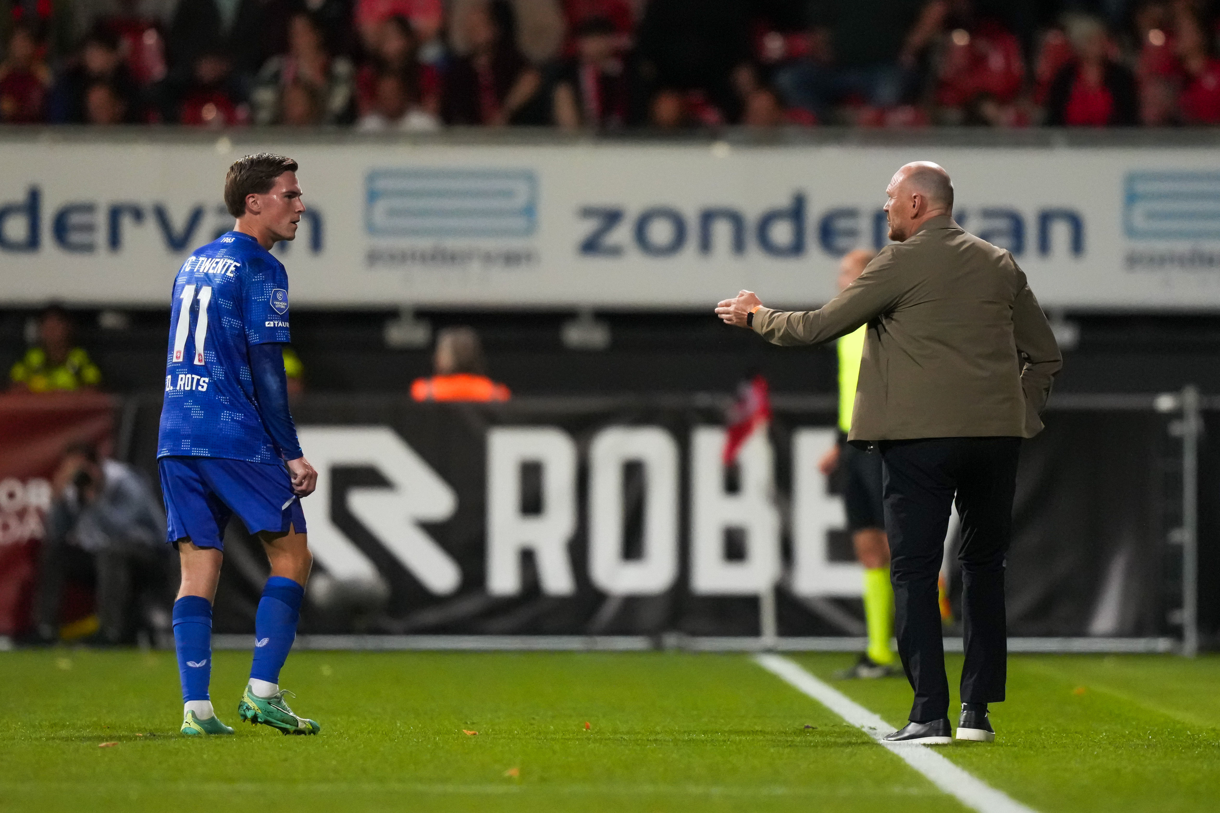 Joseph Oosting gebaart naar Daan Rots