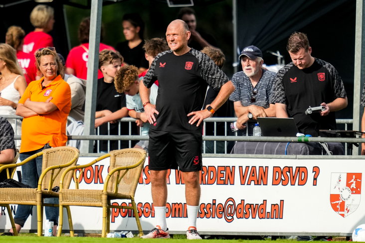 Joseph Oosting langs de lijn tijdens een oefenduel