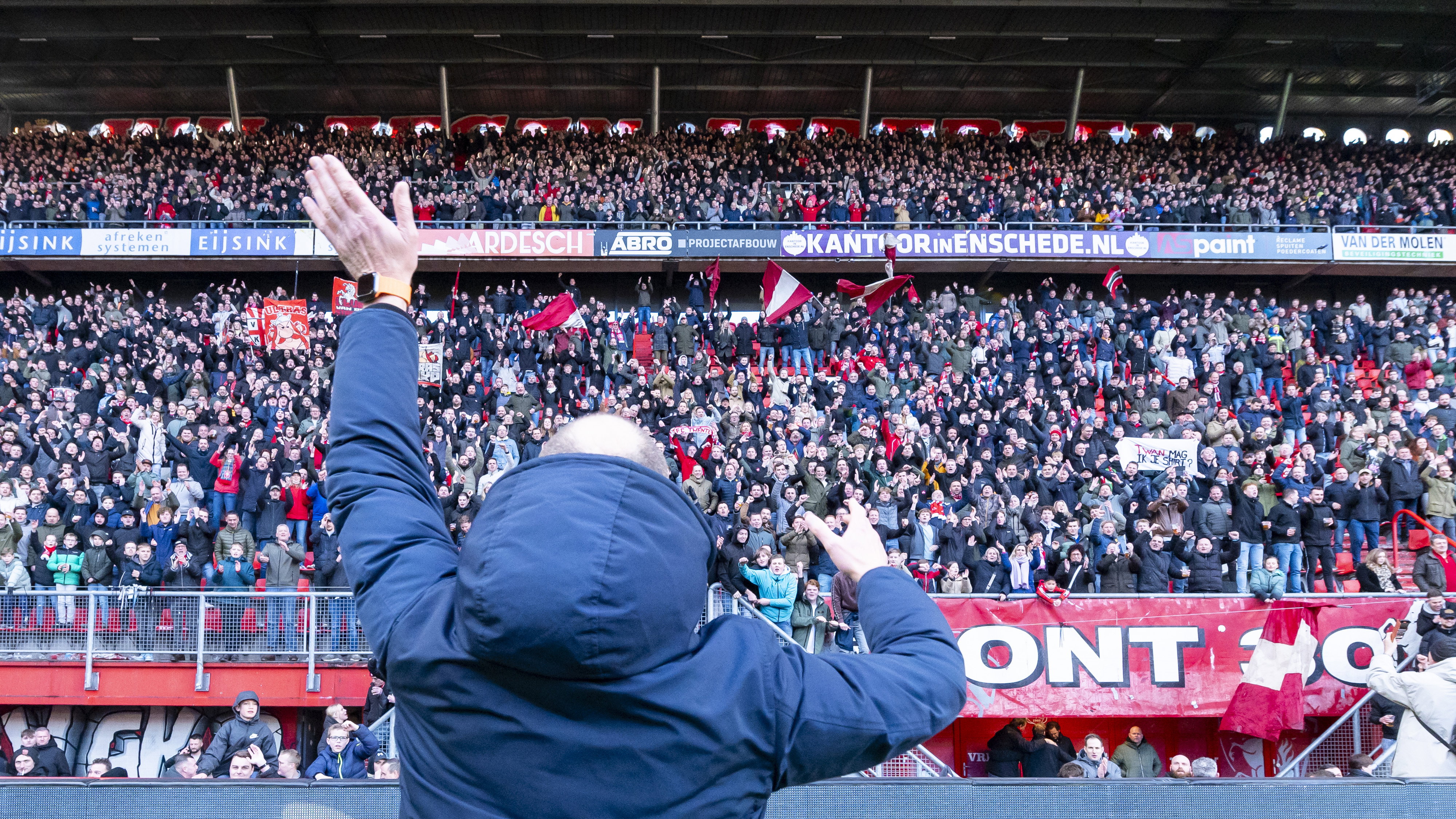 Joseph Oosting zwaait naar de fans