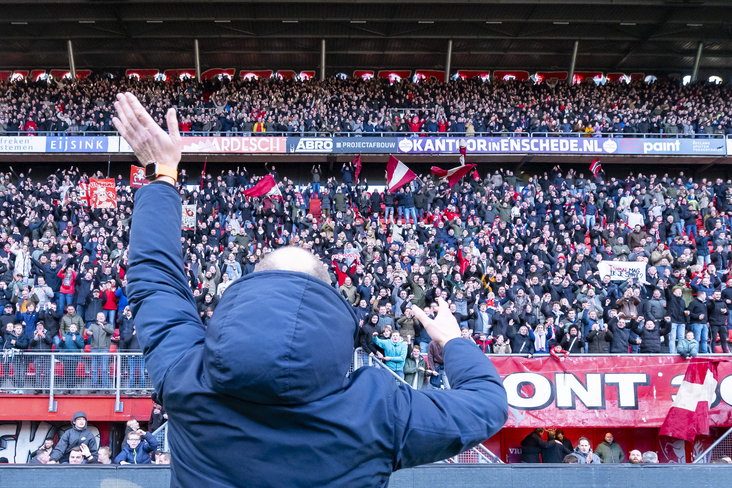 Joseph Oosting zwaait naar de fans