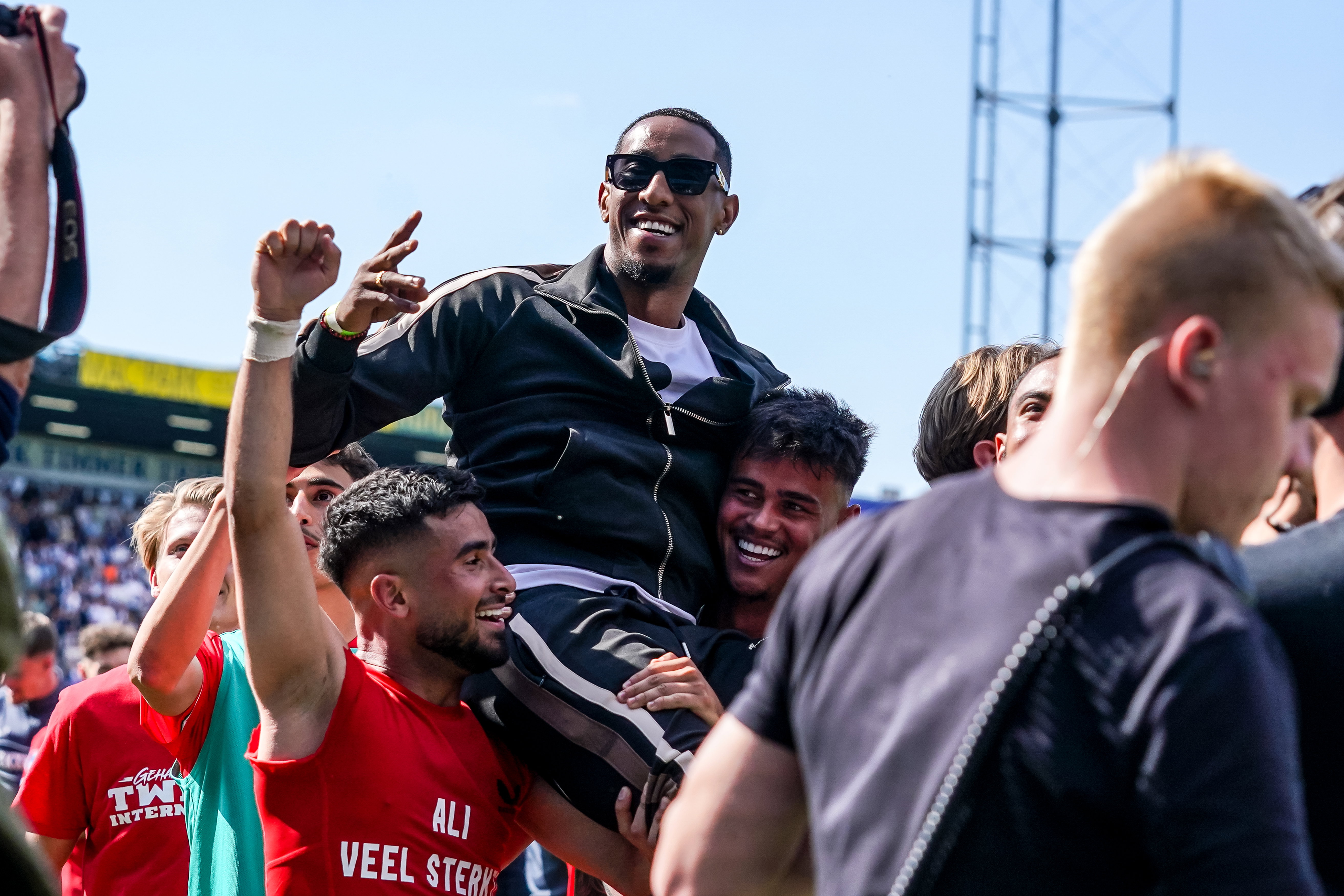 Joshua Brenet op de schouders van de spelers van FC Twente