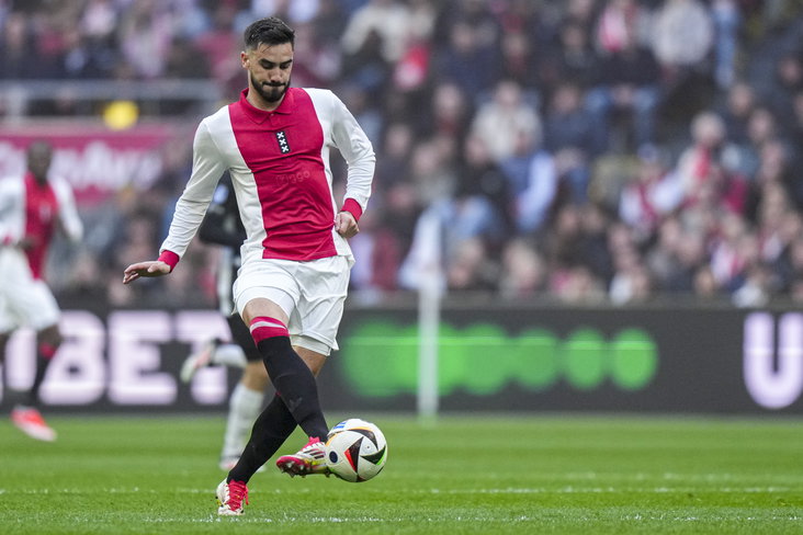 Josip Sutalo in actie tegen AZ