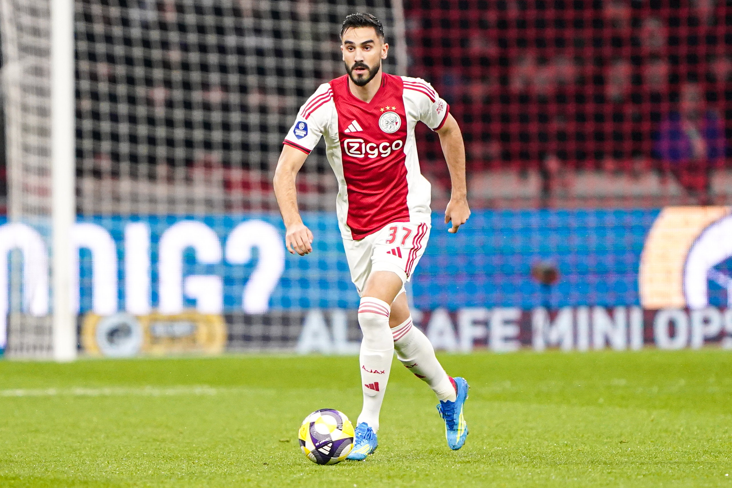 Josip Sutalo rent met de bal