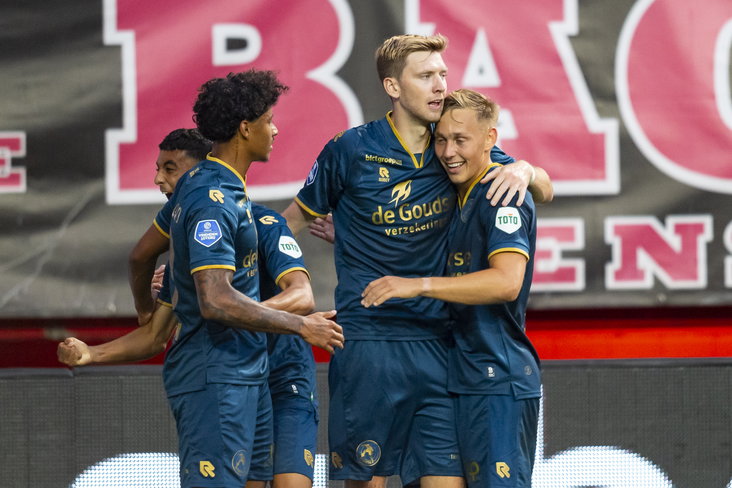 Julian Baas viert de goal