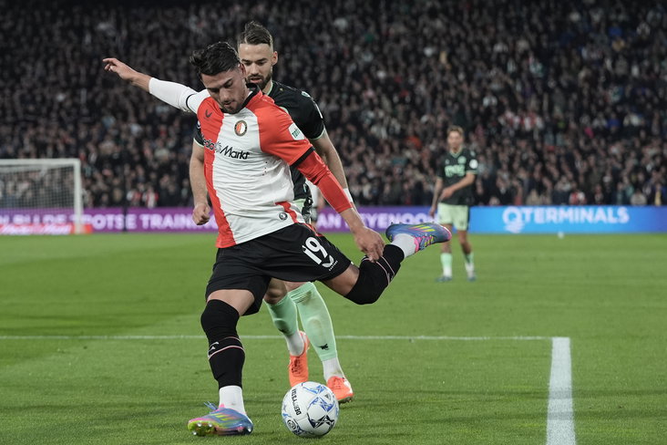 Julian Carranza in het duel met FC Groningen