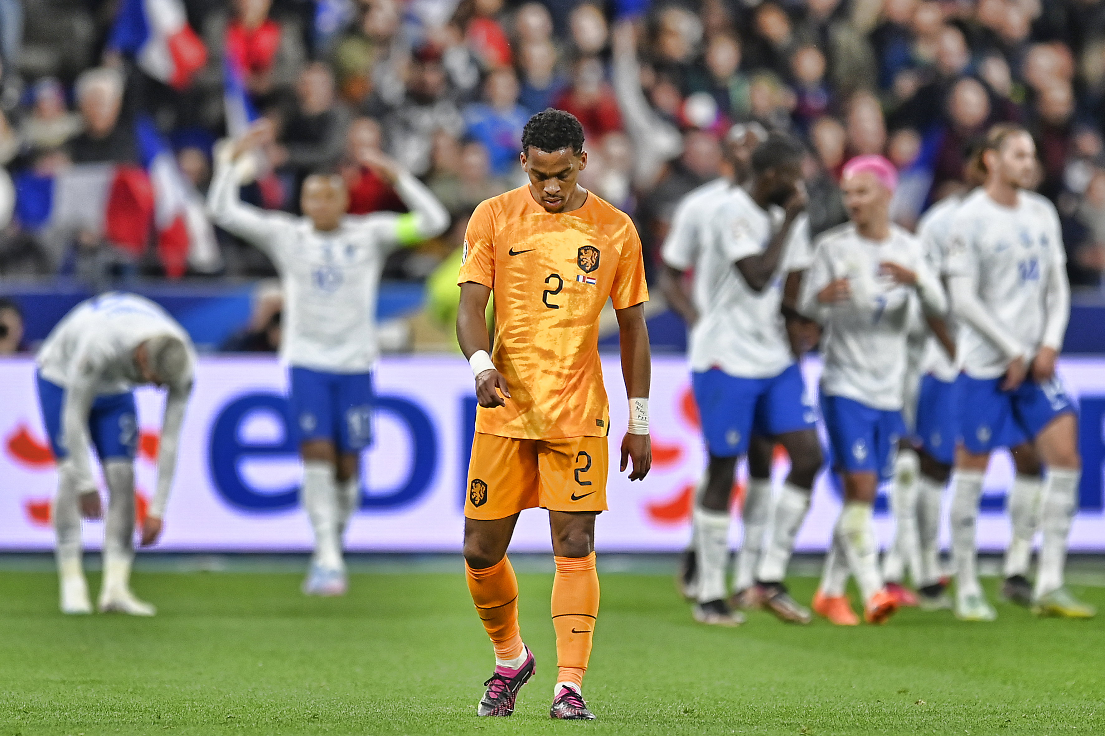 Jurrien Timber baalt na de derde goal van Frankrijk