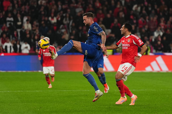 Justin de Haas aan de bal