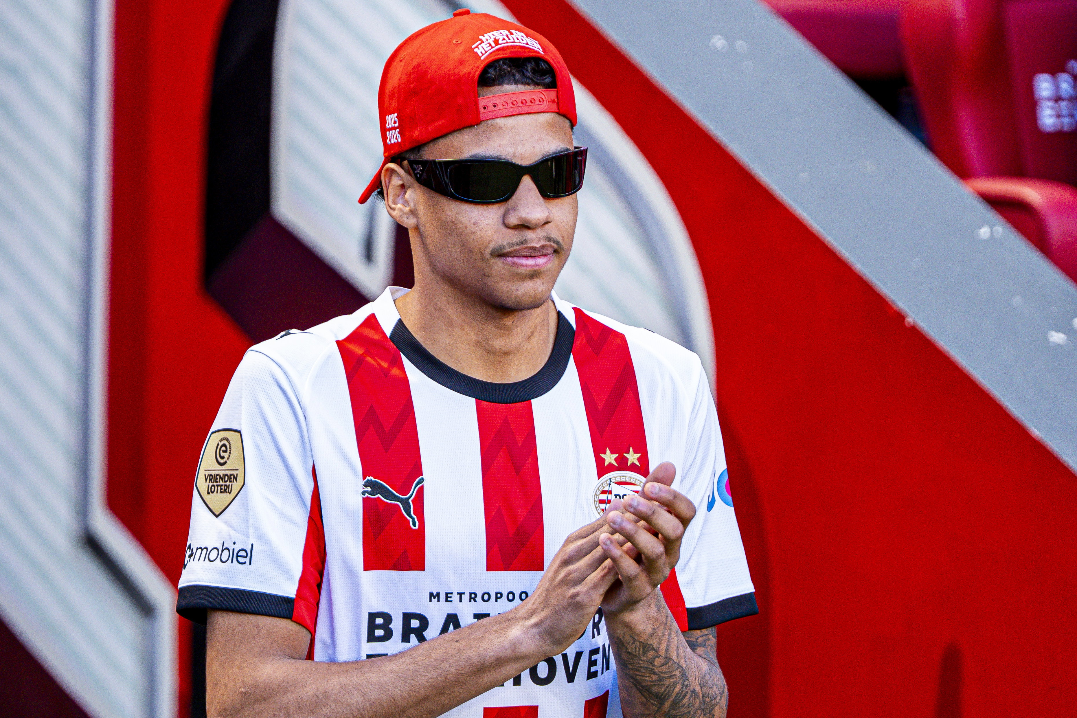 Noah Fernandez tijdens de huldiging van PSV