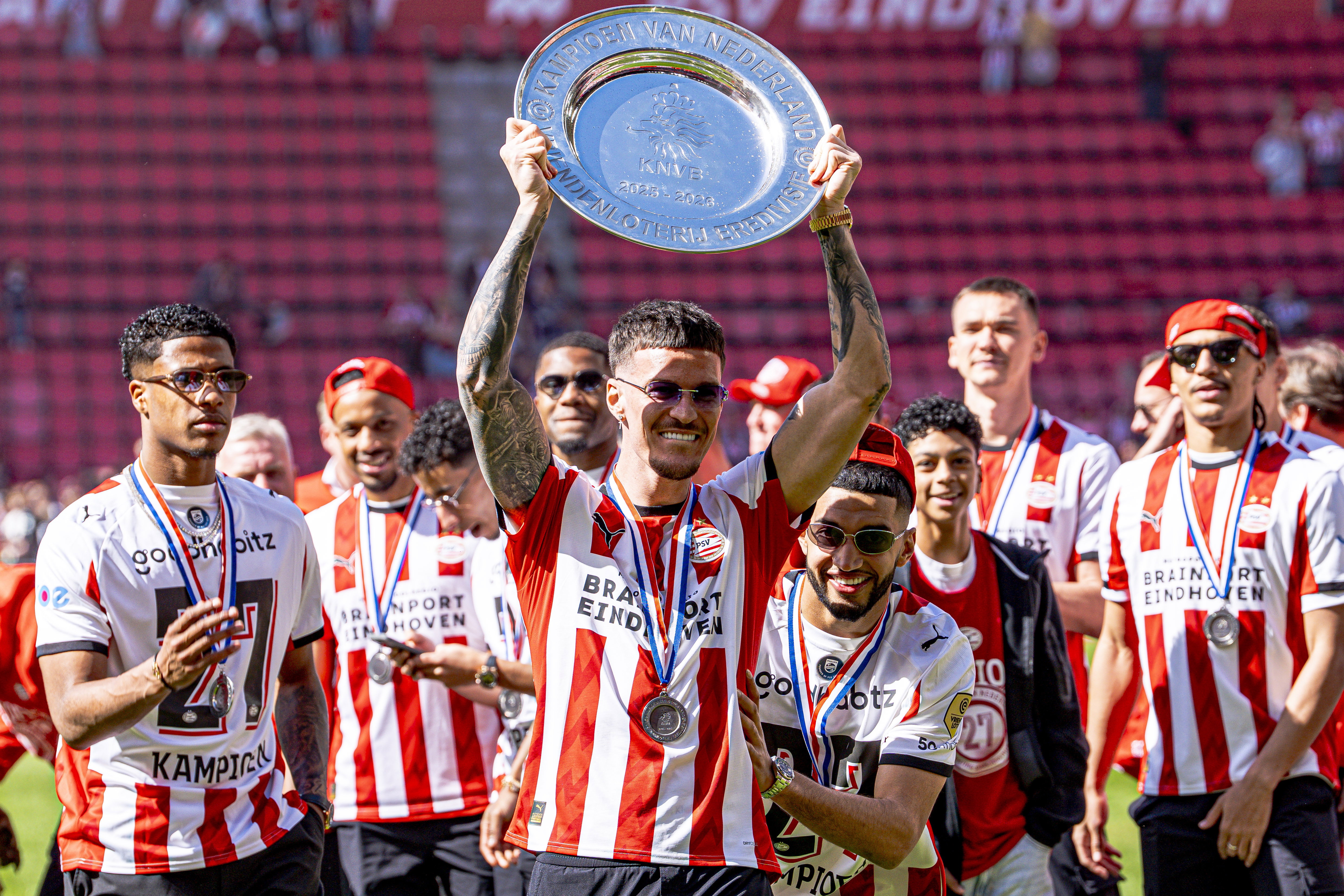 Dennis Man toont de schaal tijdens de huldiging van PSV