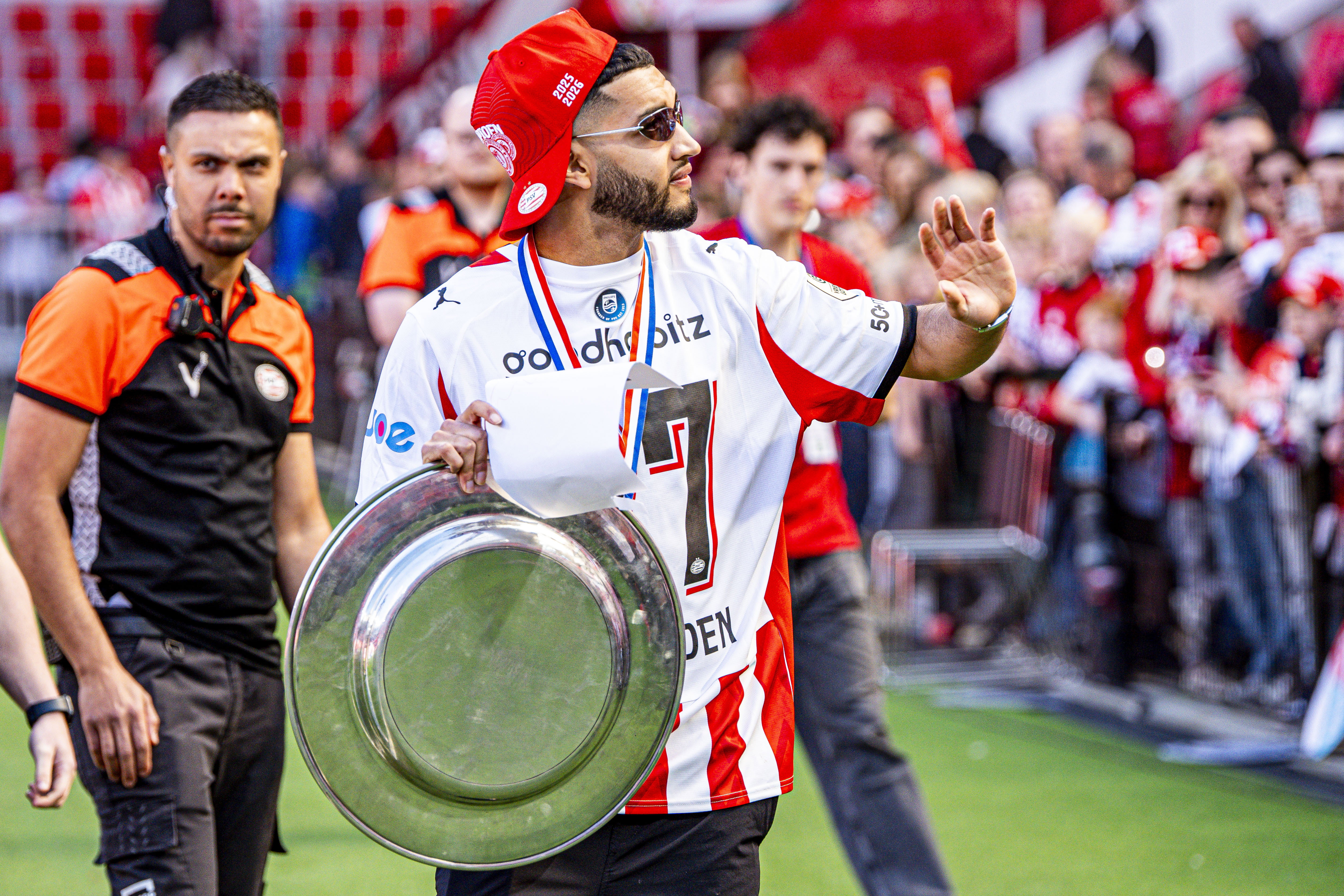 Ismael Saibari met de schaal tijdens de huldiging van PSV