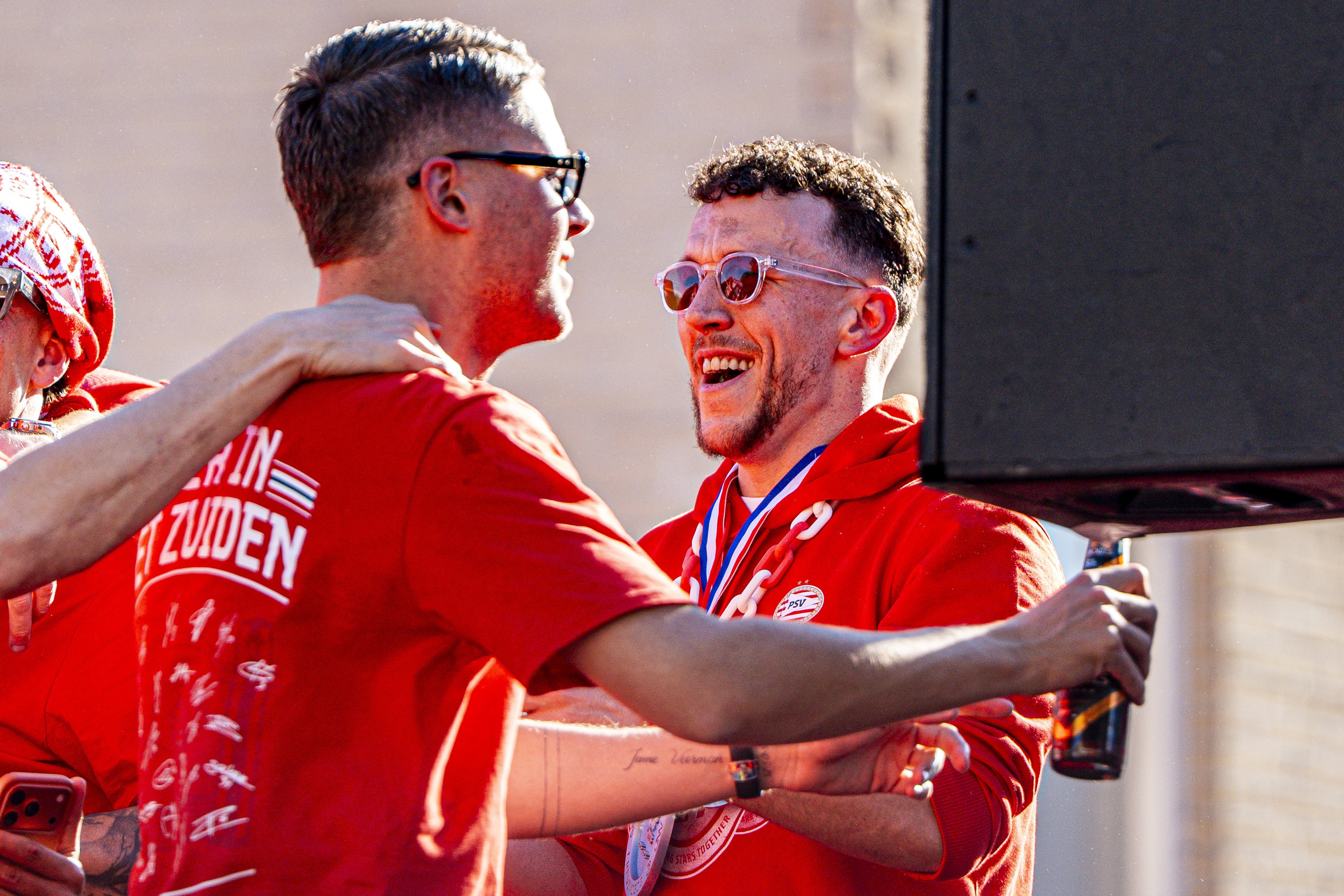 Een feestende Joey Veerman en Ivan Perisic