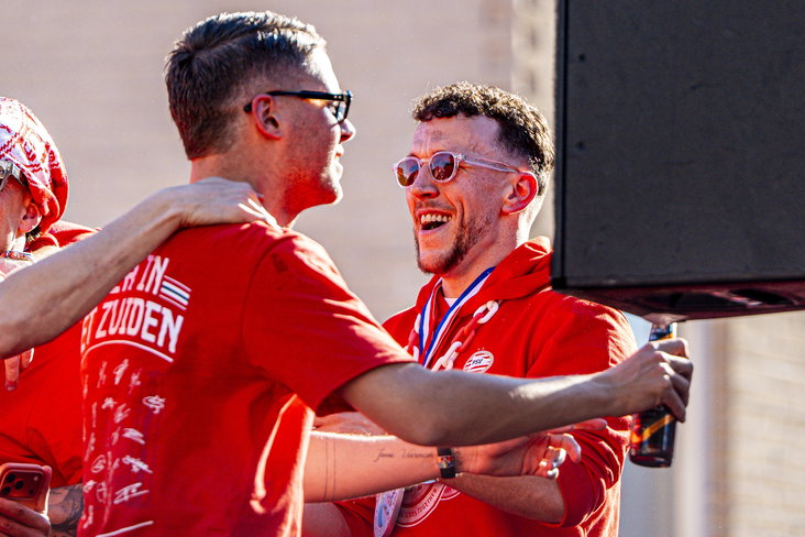 Een feestende Joey Veerman en Ivan Perisic