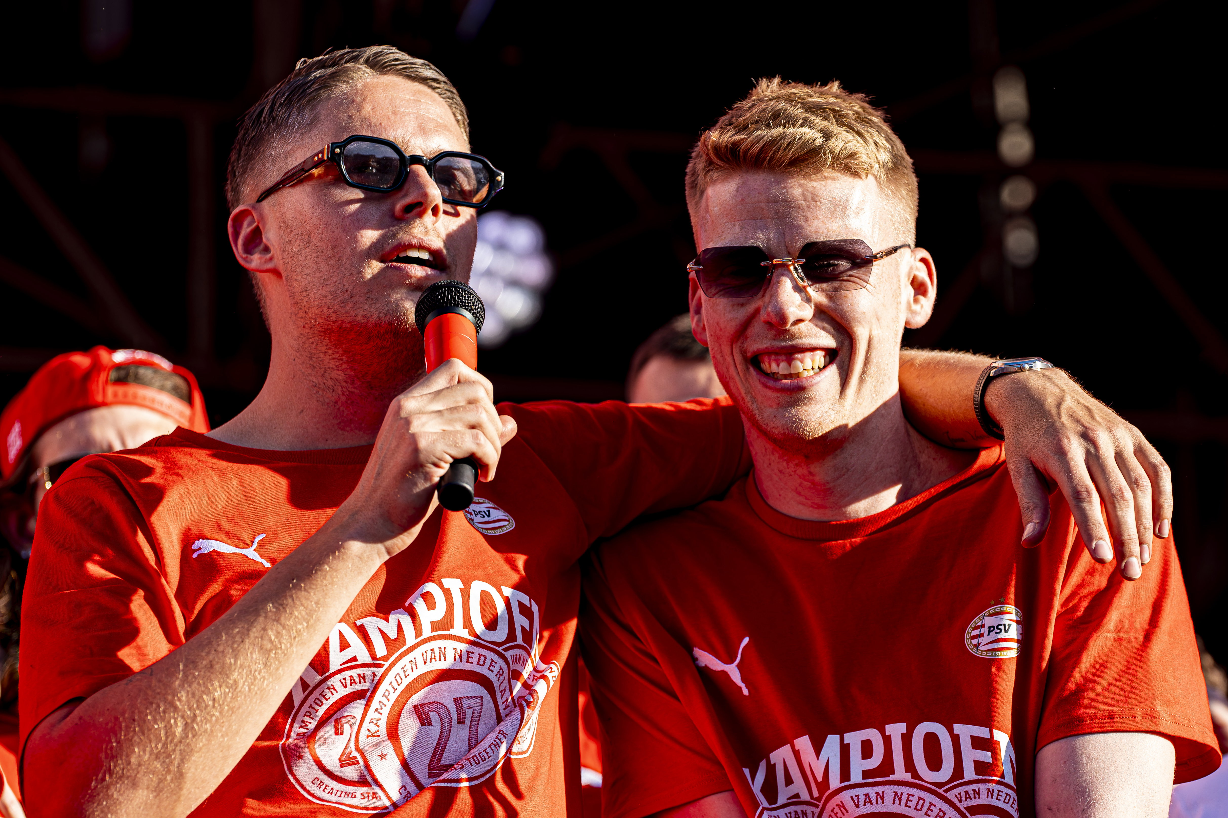 Joey Veerman en Jerdy Schouten tijdens de huldiging van PSV