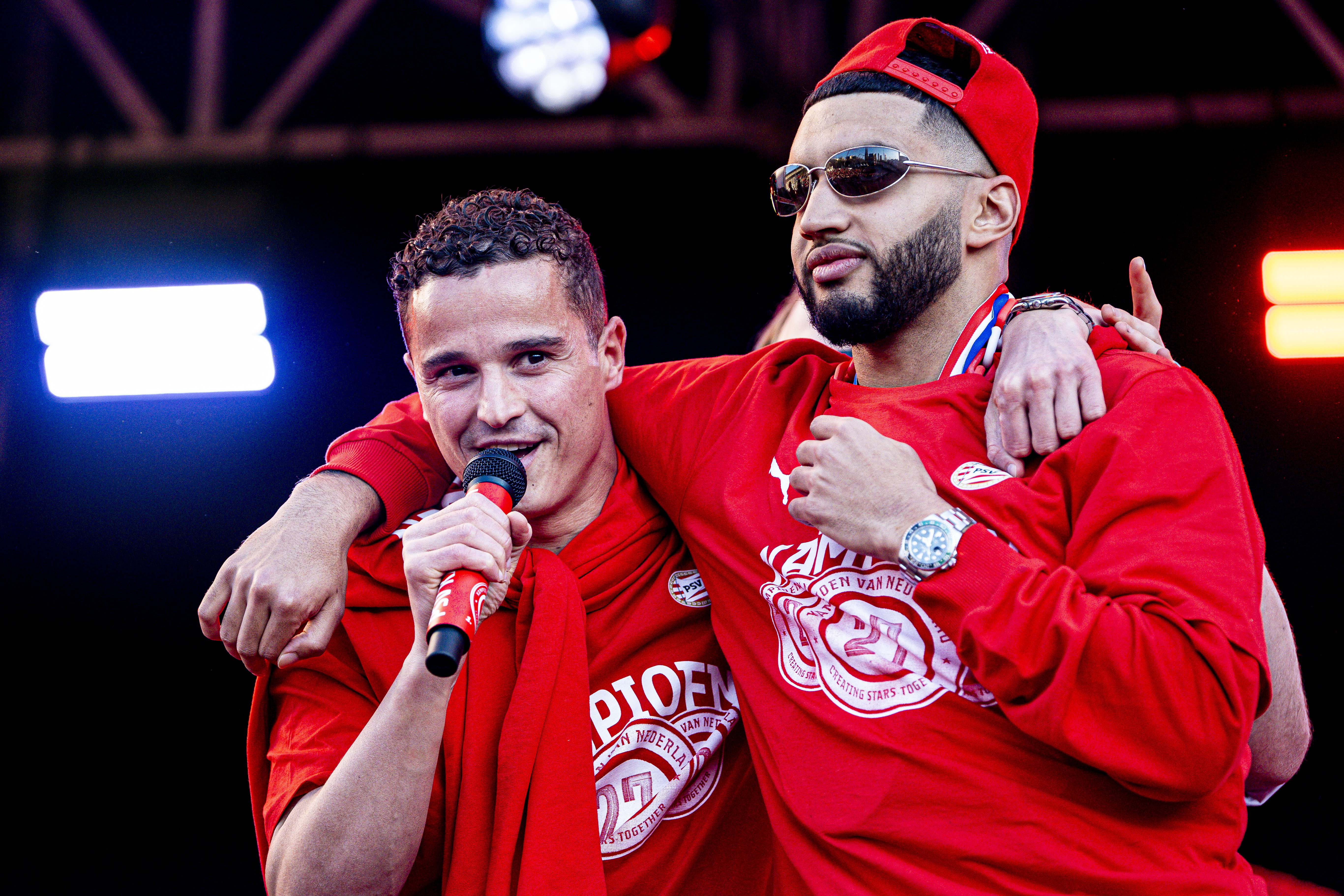 Ibrahim Afellay en Ismael Saibari tijdens de huldiging van PSV