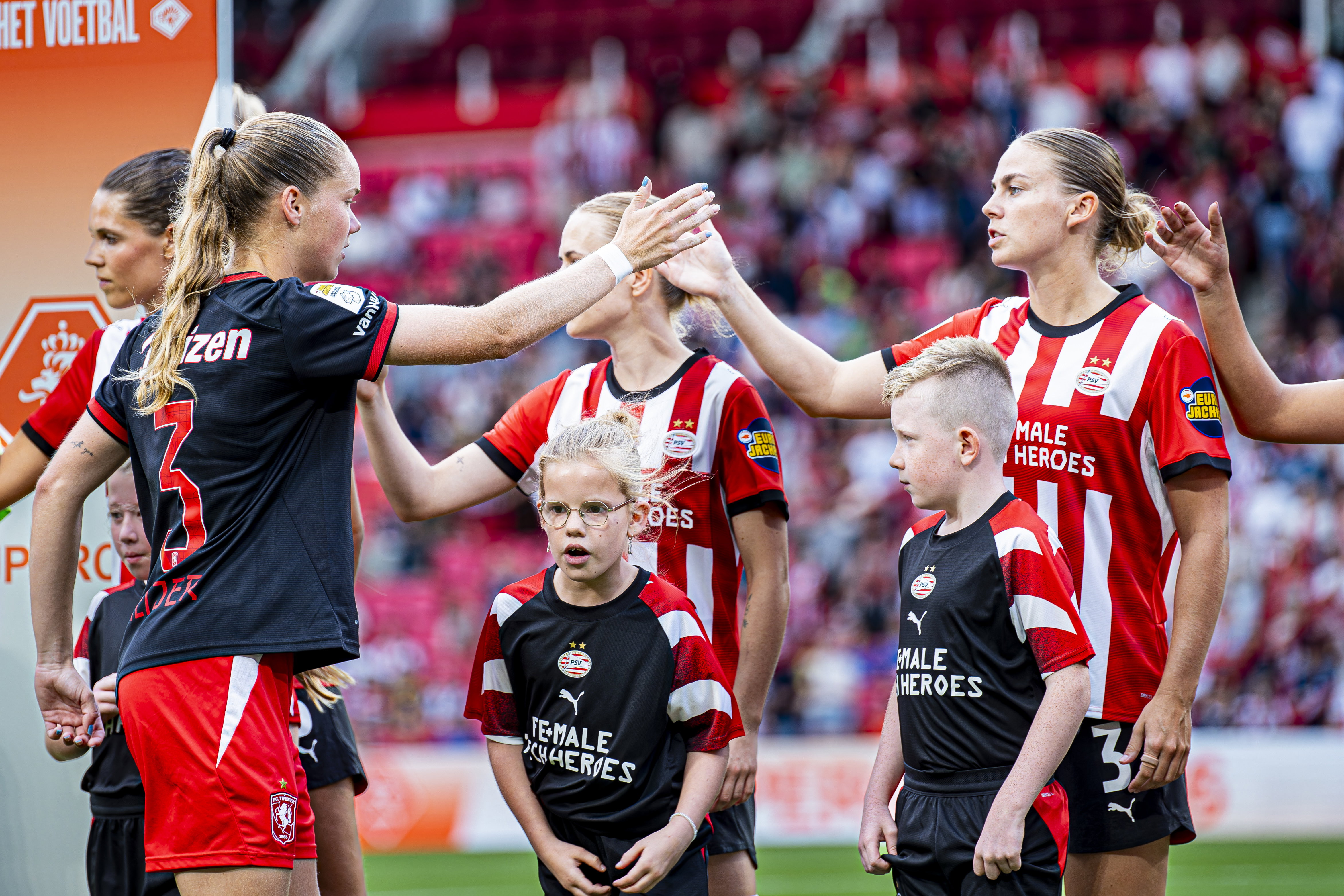 Fenna Meijer (FC Twente) geeft een hand aan Gwyneth Hendriks (PSV)