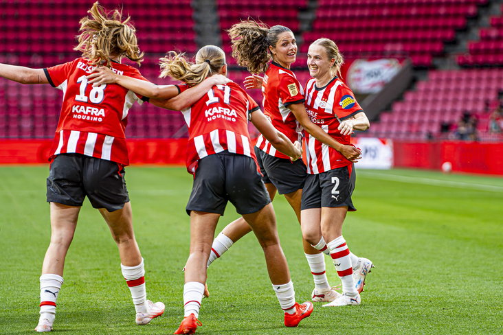 Sara Thrige (rechts) wordt gefeliciteerd met haar doelpunt voor PSV