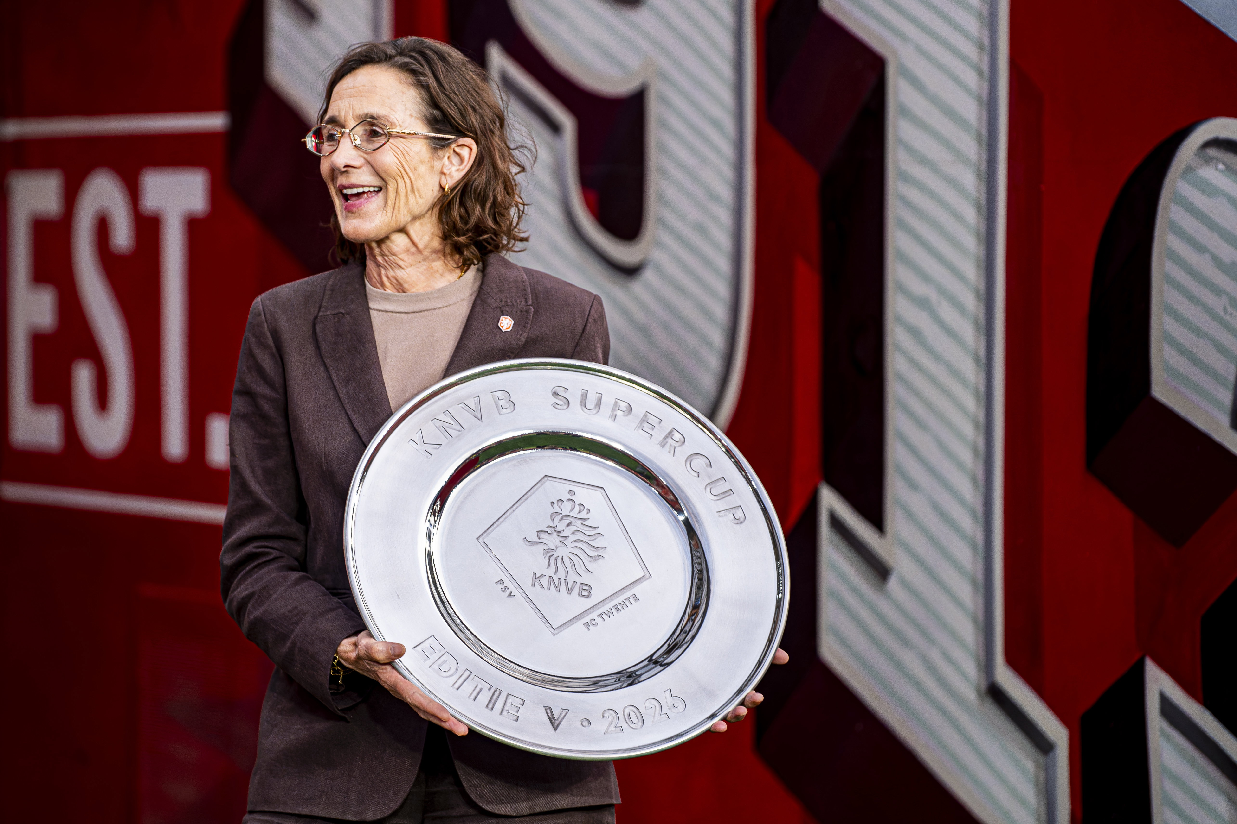 Marianne van Leeuwen met de Super Cup