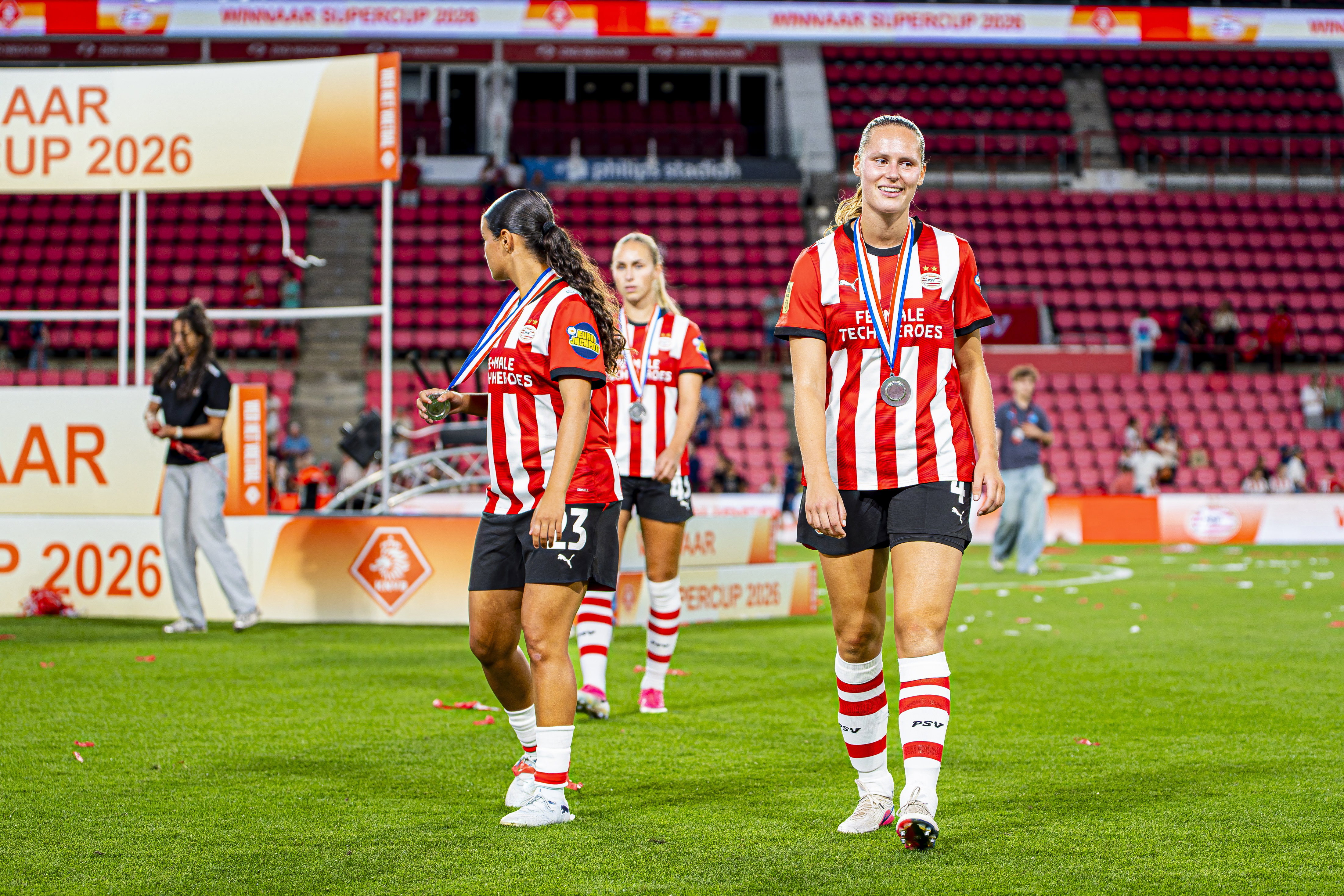 Maud Rutgers (rechts) na het winnen van de Super Cup met PSV