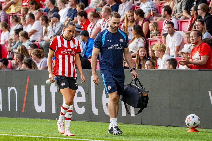 Julia Hickelsberger (PSV) valt geblesseerd uit