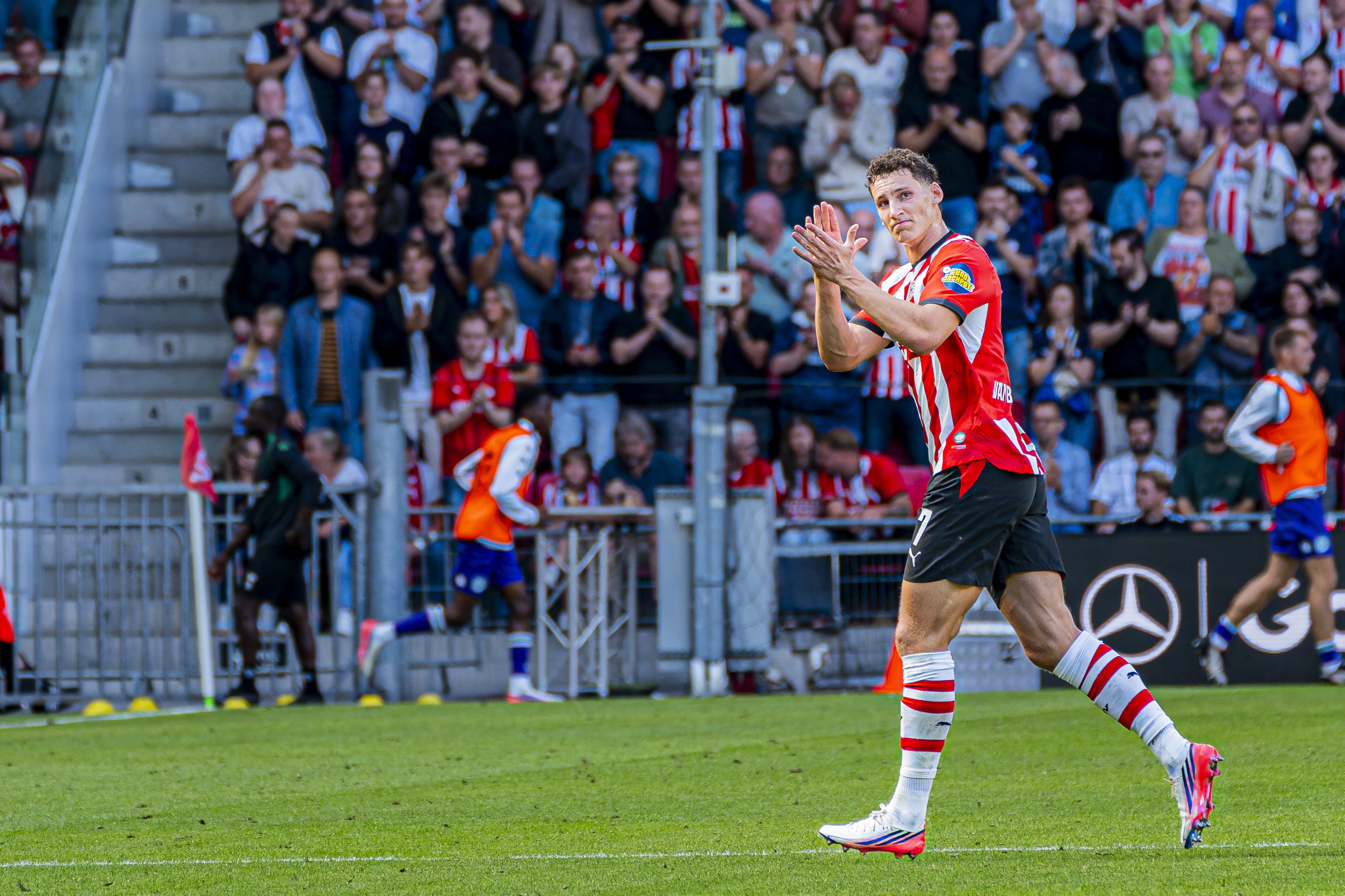 Ruben van Bommel bedankt het PSV-publiek