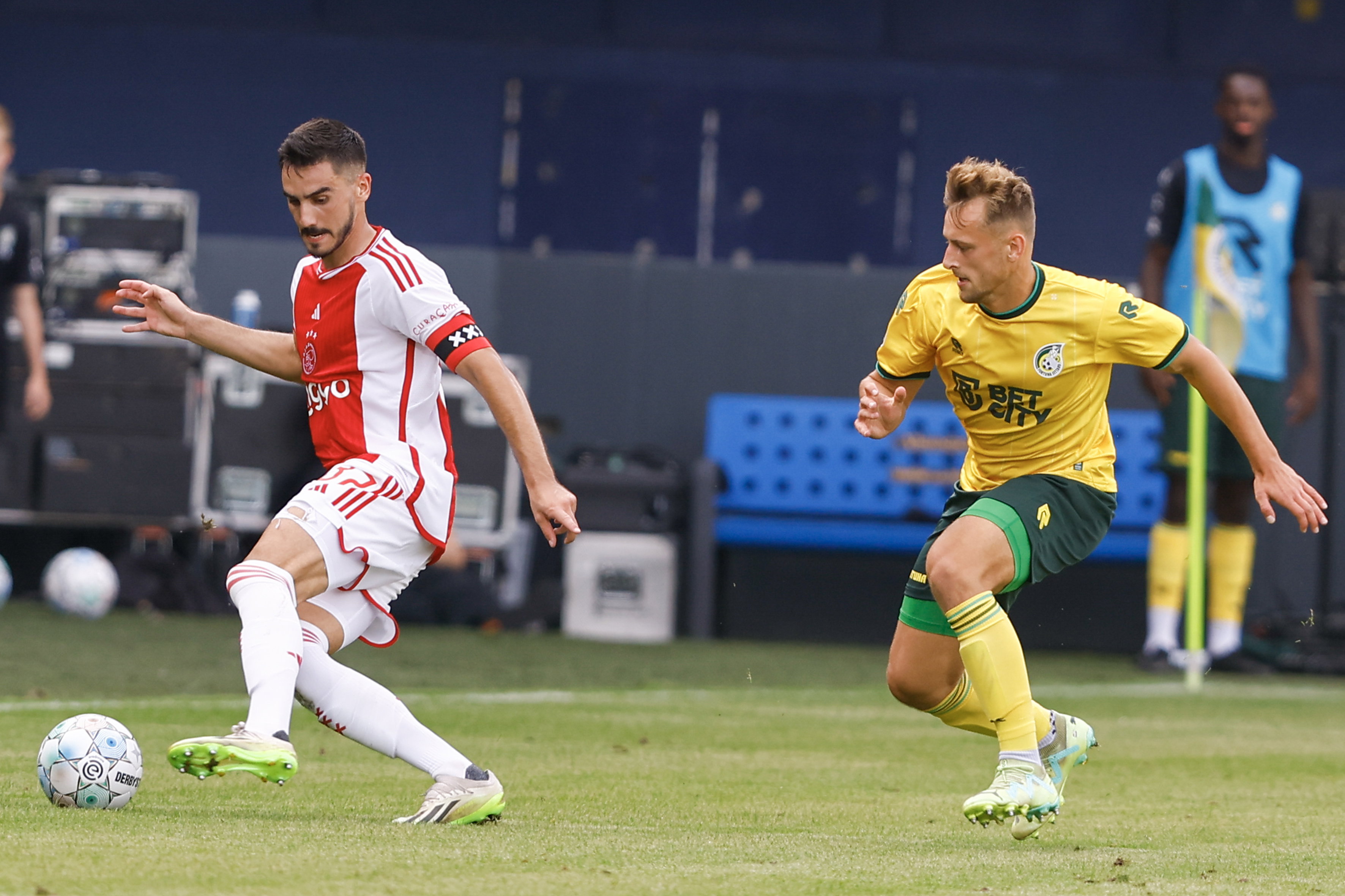 Kaj Sierhuis in duel met Josip Sutalo
