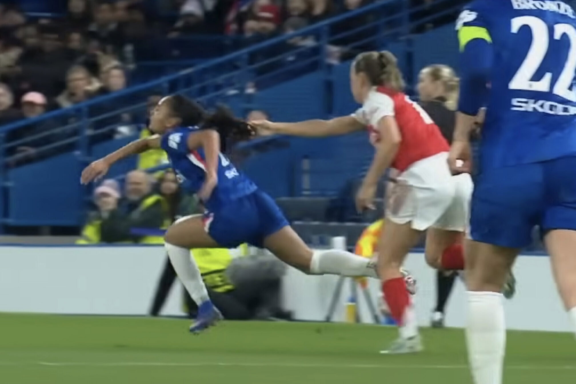 Katie McCabe trekt aan de haren van Alyssa Thompson