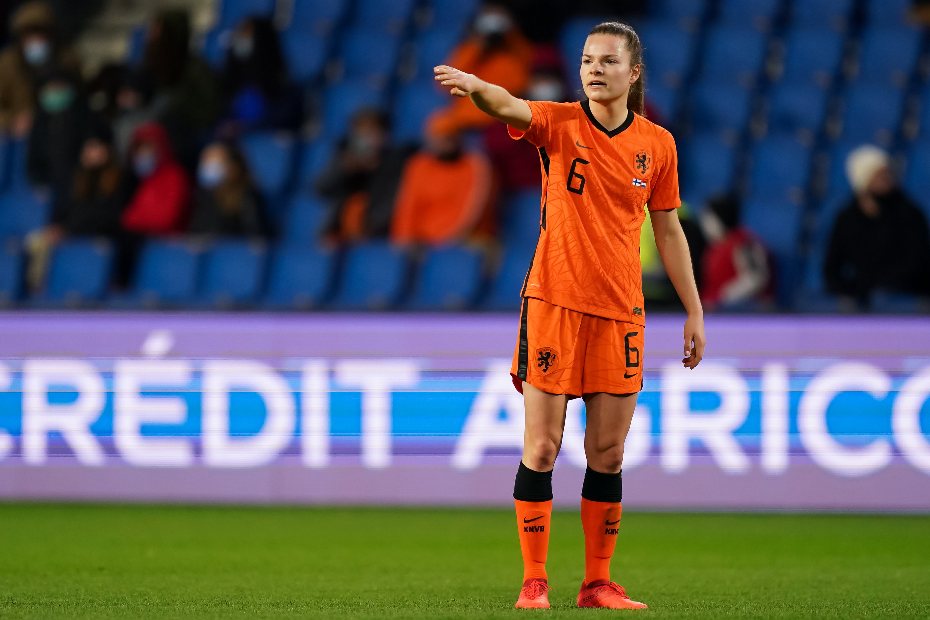 Kayleigh van Dooren in actie namens de OranjeLeeuwinnen