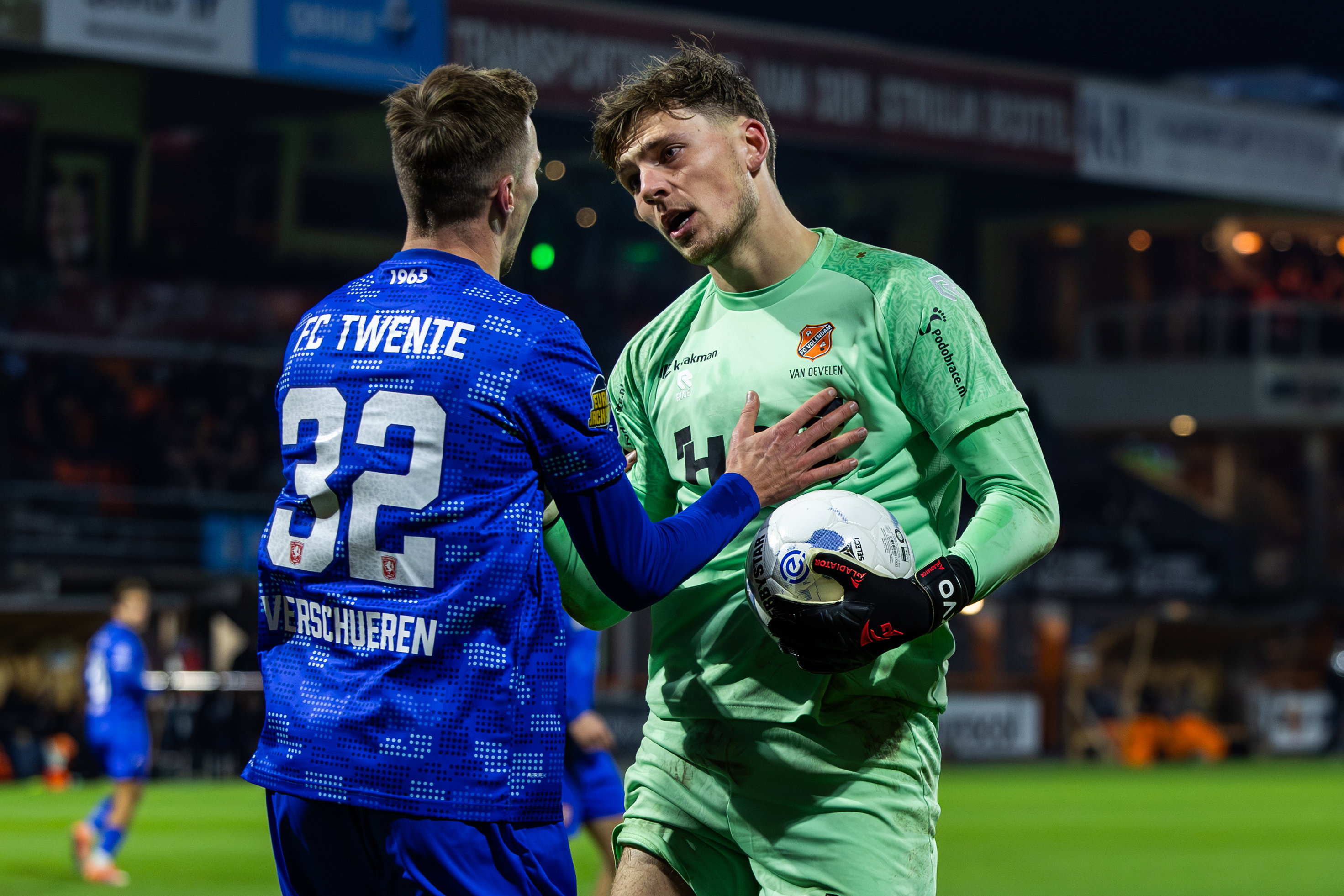 Kayne van Oevelen praat met Arno Verschueren