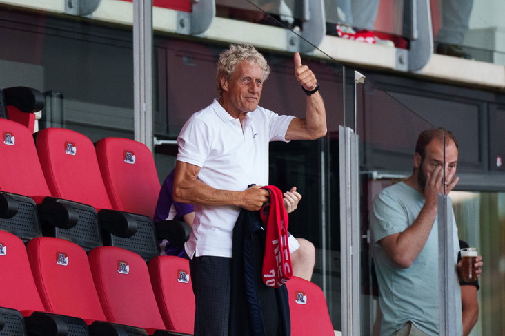 Kees Kist op de tribune bij AZ