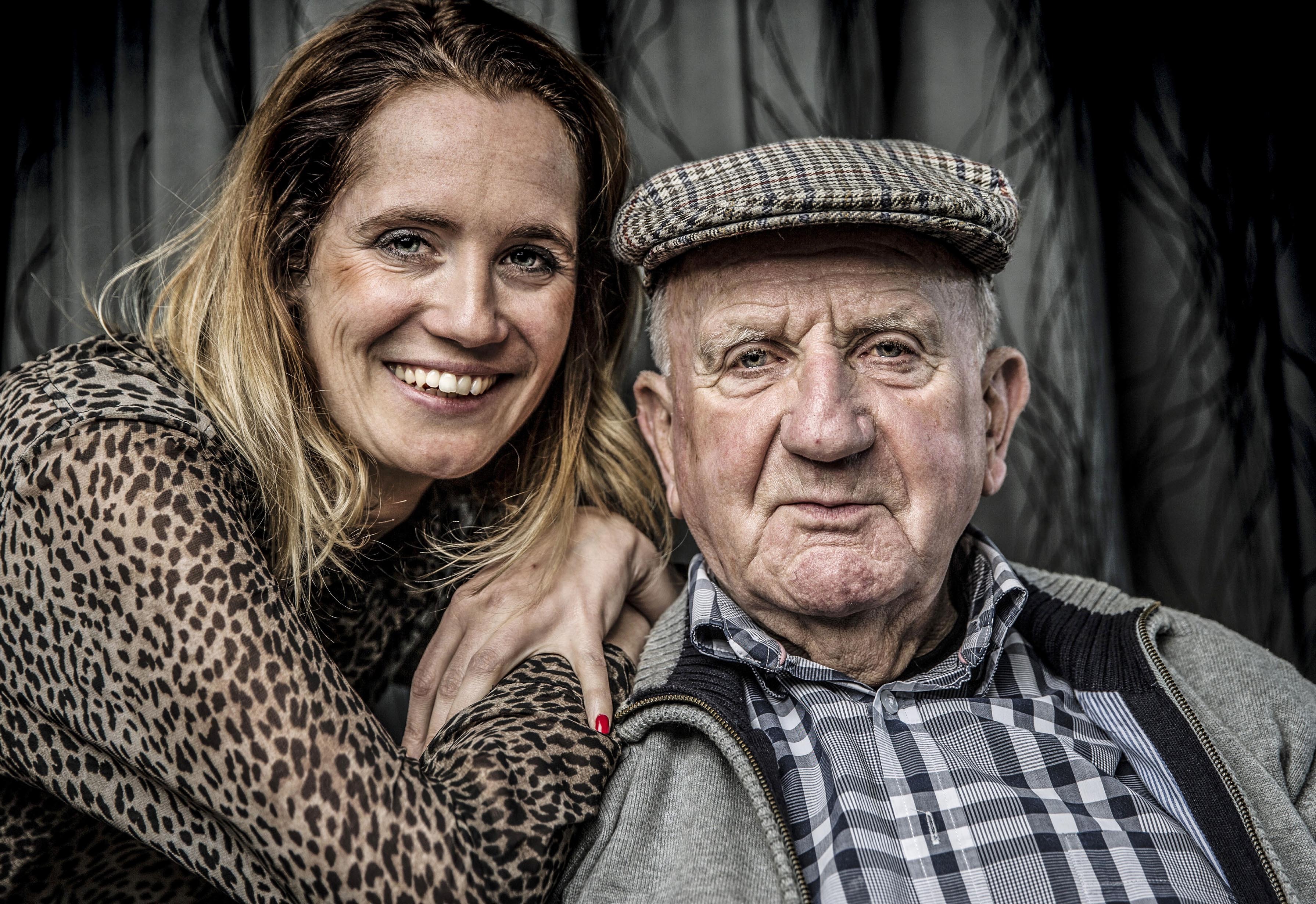 Kees Rijvers met journalist en kleindochter Antje Veld