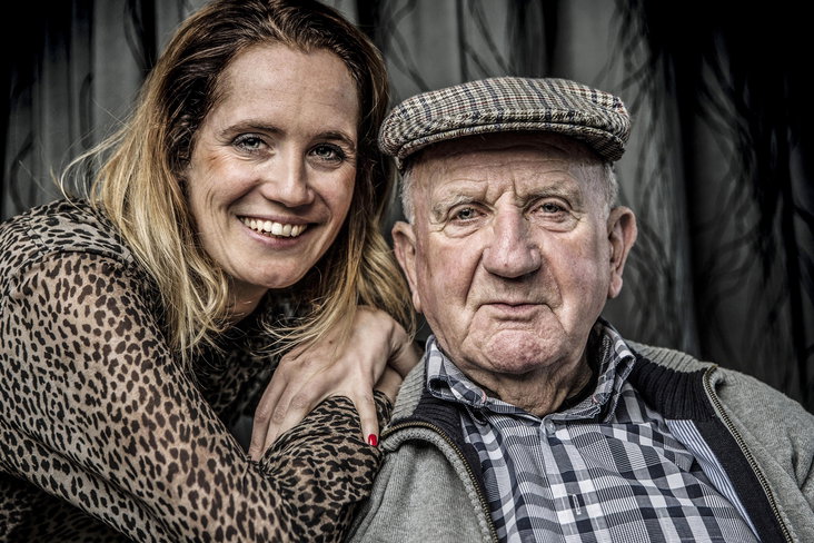 Kees Rijvers met journalist en kleindochter Antje Veld