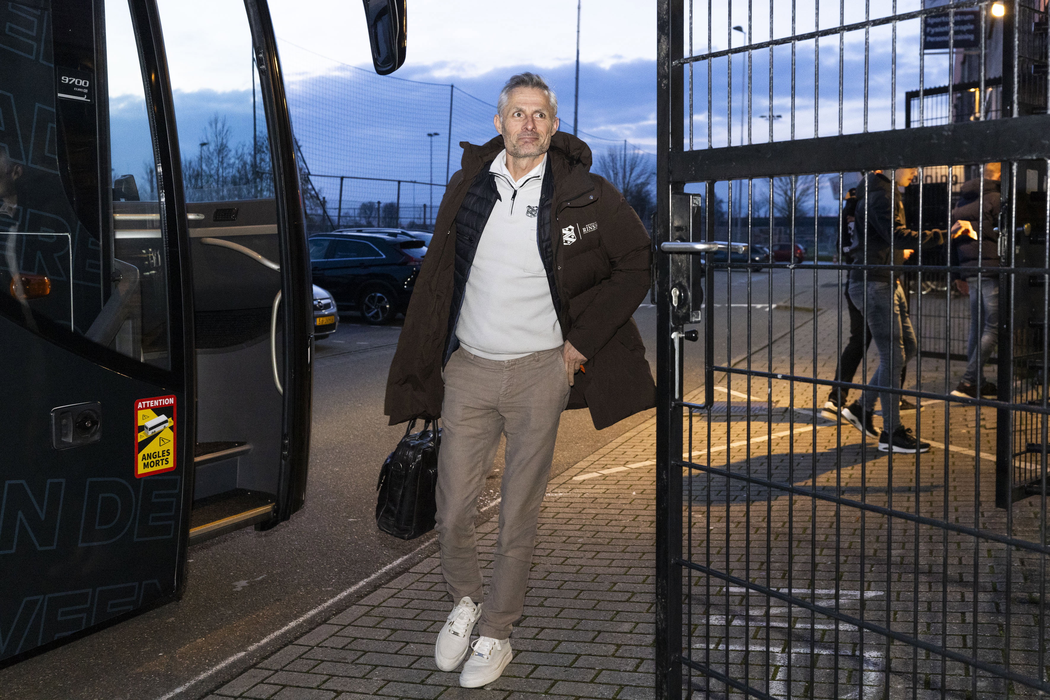 Kees van Wonderen bij het stadion van FC Volendam