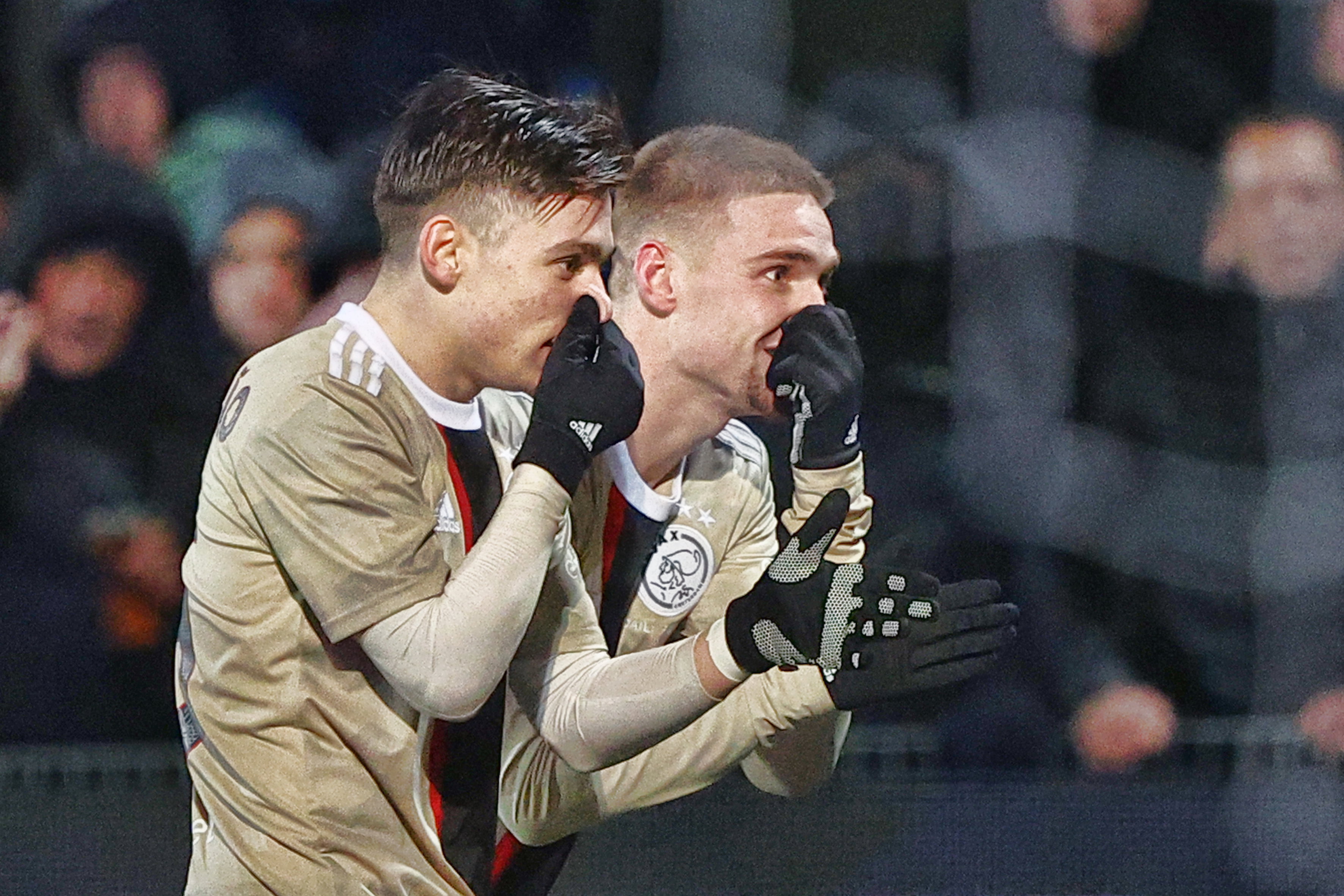 Kenneth Taylor en Francisco Conceicao vieren de tweede Ajax treffer